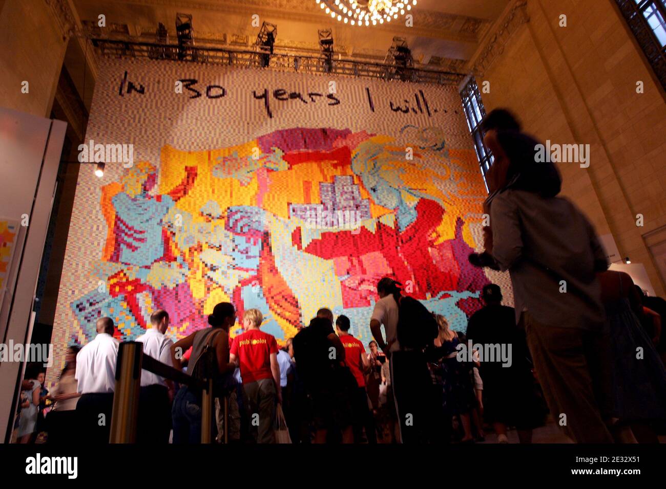 Atmosfera durante la presentazione del più grande tabellone artistico del mondo realizzato con più di 100,000 post-it Super Sticky Notes a Vanderbilt Hall presso il Grand Central Terminal di New York City, NY, USA il 3 agosto 2010. Foto di Charles Guerin/ABACAPRESS.COM Foto Stock