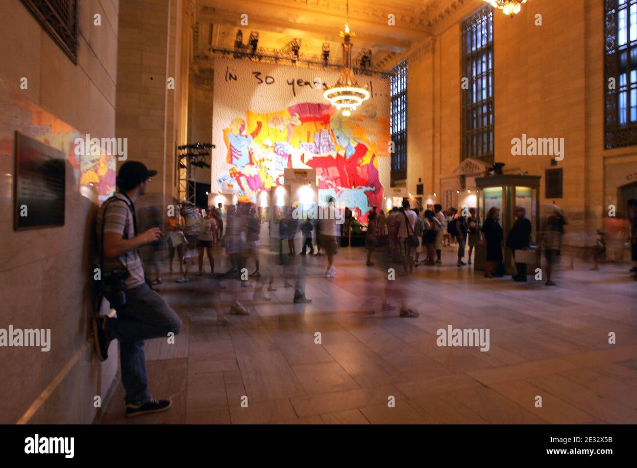 Atmosfera durante la presentazione del più grande tabellone artistico del mondo realizzato con più di 100,000 post-it Super Sticky Notes a Vanderbilt Hall presso il Grand Central Terminal di New York City, NY, USA il 3 agosto 2010. Foto di Charles Guerin/ABACAPRESS.COM Foto Stock