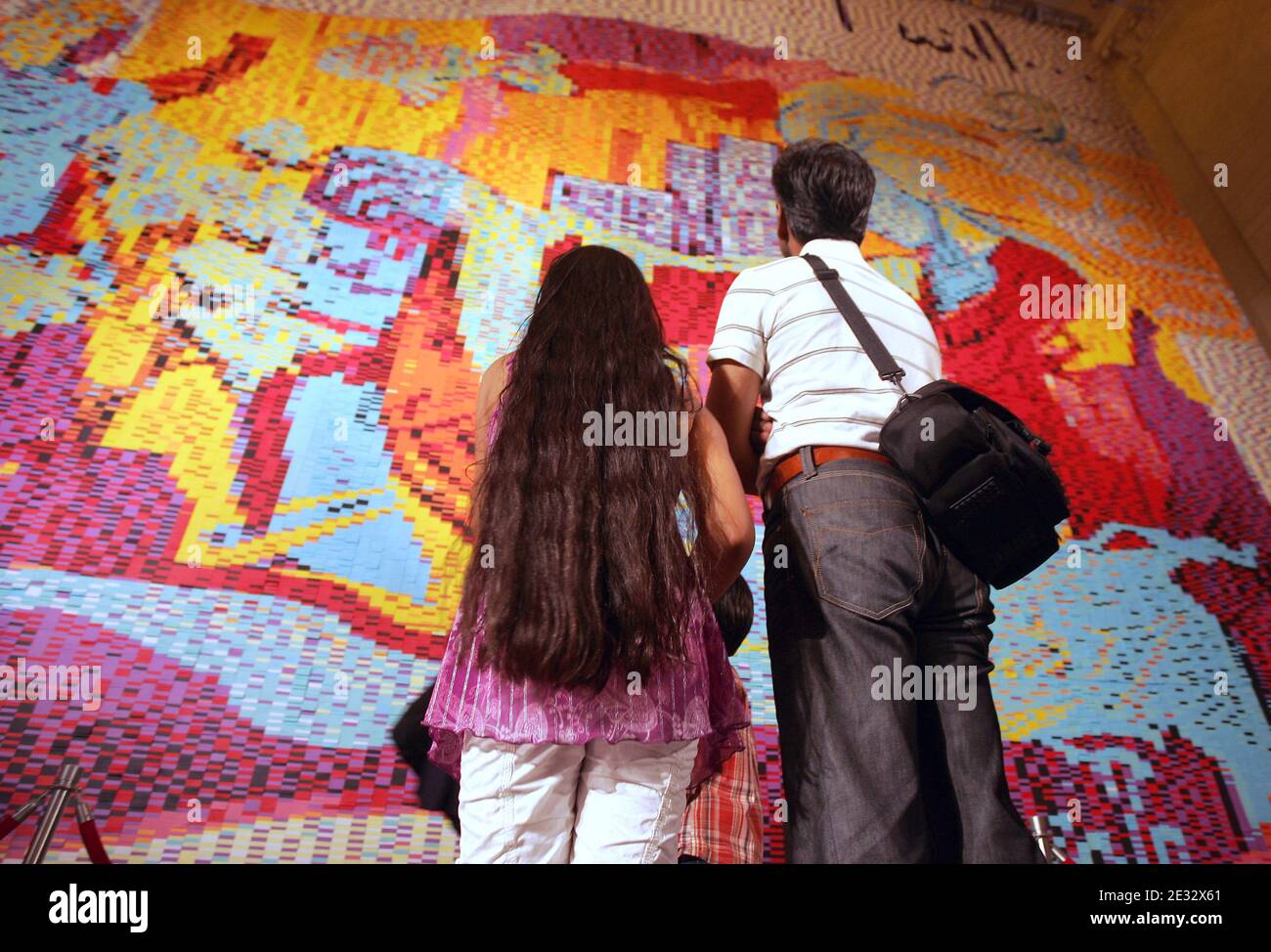 Atmosfera durante la presentazione del più grande tabellone artistico del mondo realizzato con più di 100,000 post-it Super Sticky Notes a Vanderbilt Hall presso il Grand Central Terminal di New York City, NY, USA il 3 agosto 2010. Foto di Charles Guerin/ABACAPRESS.COM Foto Stock