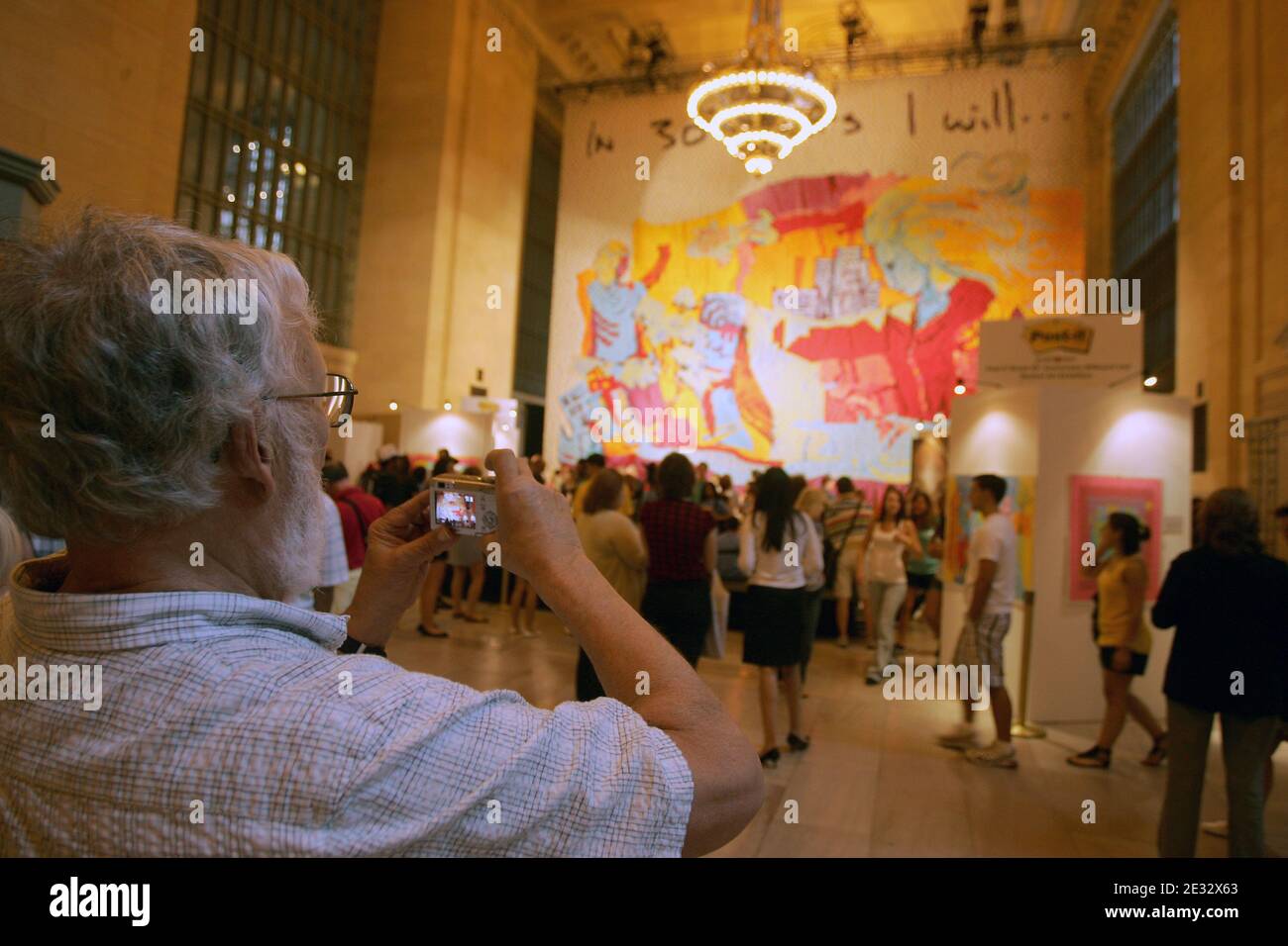 Atmosfera durante la presentazione del più grande tabellone artistico del mondo realizzato con più di 100,000 post-it Super Sticky Notes a Vanderbilt Hall presso il Grand Central Terminal di New York City, NY, USA il 3 agosto 2010. Foto di Charles Guerin/ABACAPRESS.COM Foto Stock