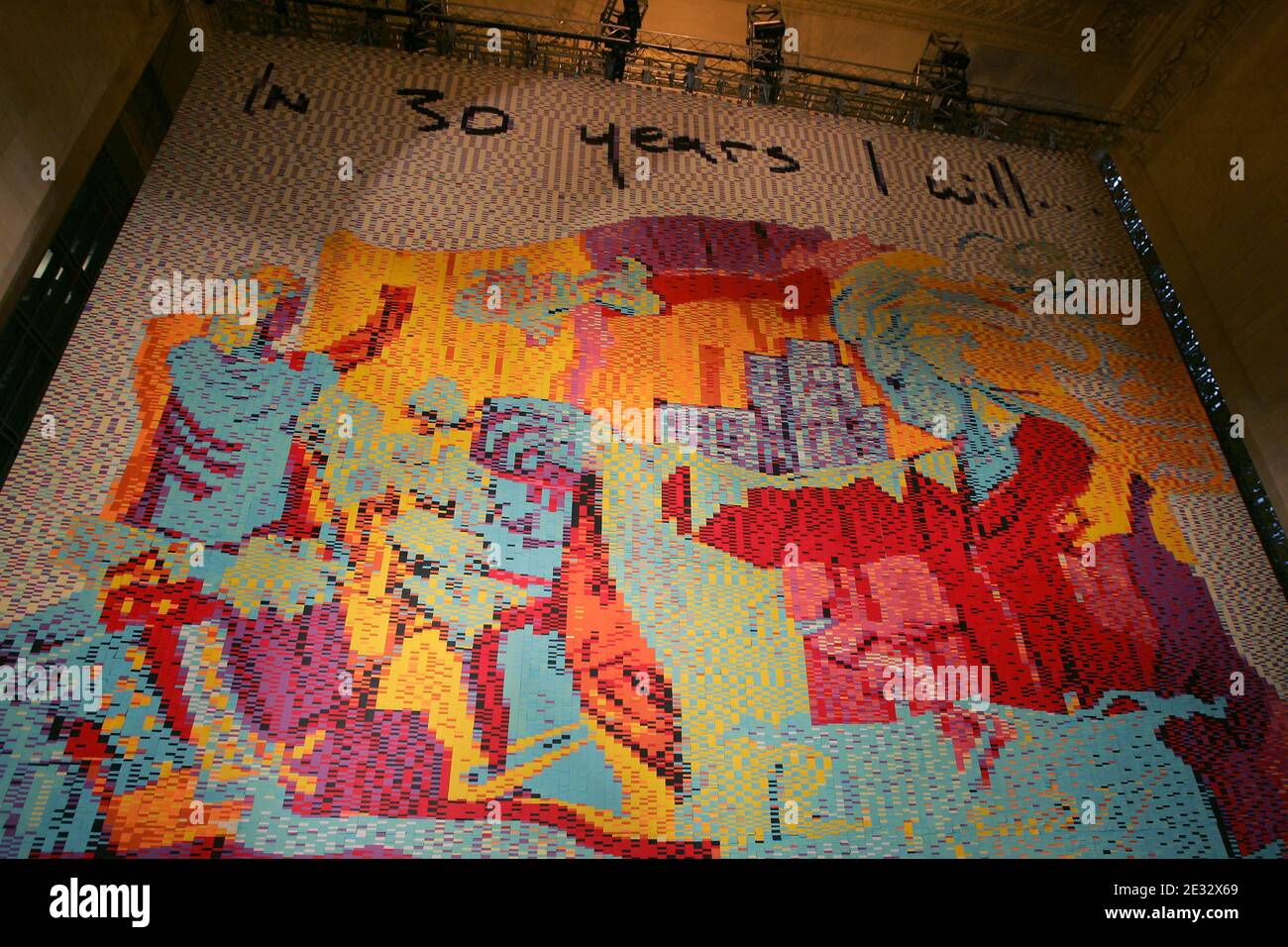 Atmosfera durante la presentazione del più grande tabellone artistico del mondo realizzato con più di 100,000 post-it Super Sticky Notes a Vanderbilt Hall presso il Grand Central Terminal di New York City, NY, USA il 3 agosto 2010. Foto di Charles Guerin/ABACAPRESS.COM Foto Stock
