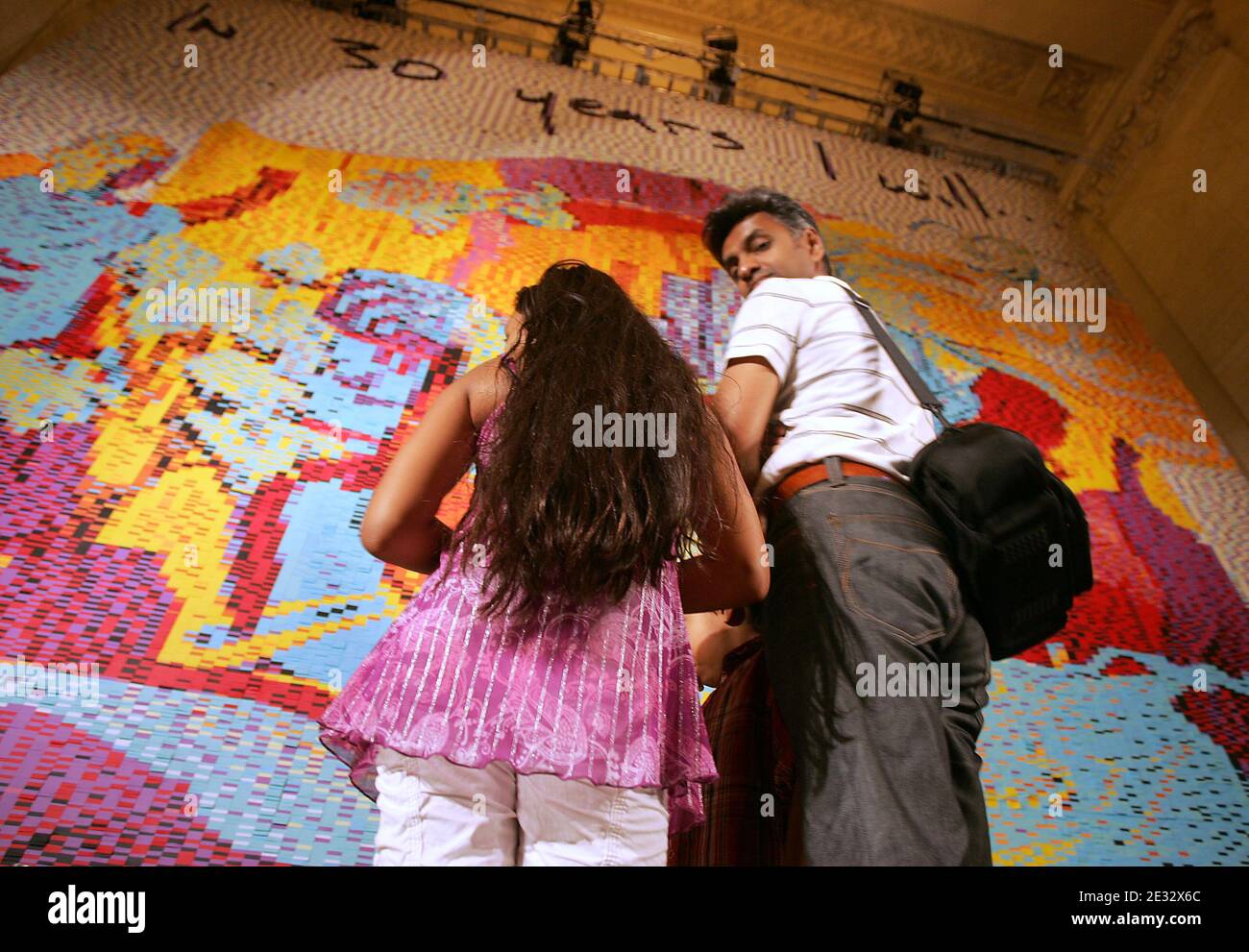 Atmosfera durante la presentazione del più grande tabellone artistico del mondo realizzato con più di 100,000 post-it Super Sticky Notes a Vanderbilt Hall presso il Grand Central Terminal di New York City, NY, USA il 3 agosto 2010. Foto di Charles Guerin/ABACAPRESS.COM Foto Stock