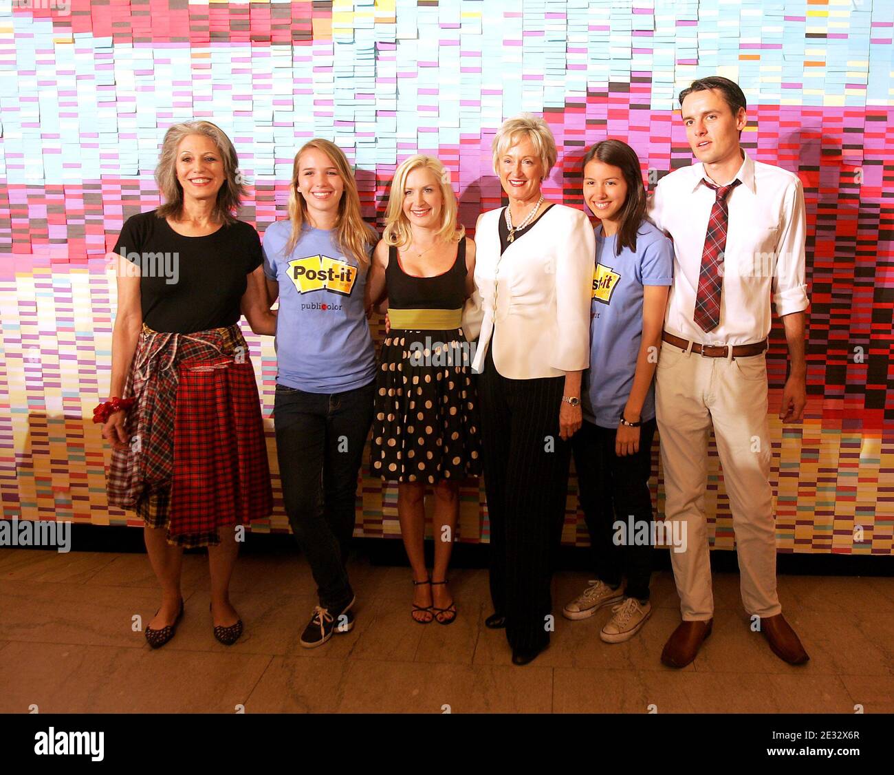L'attrice Angela Kinsey con i vincitori del concorso studentesco partecipa alla presentazione del più grande tabellone artistico del mondo realizzato con più di 100,000 post-it Super Sticky Notes a Vanderbilt Hall presso il Grand Central Terminal di New York City, NY, USA il 3 agosto 2010. Foto di Charles Guerin/ABACAPRESS.COM Foto Stock