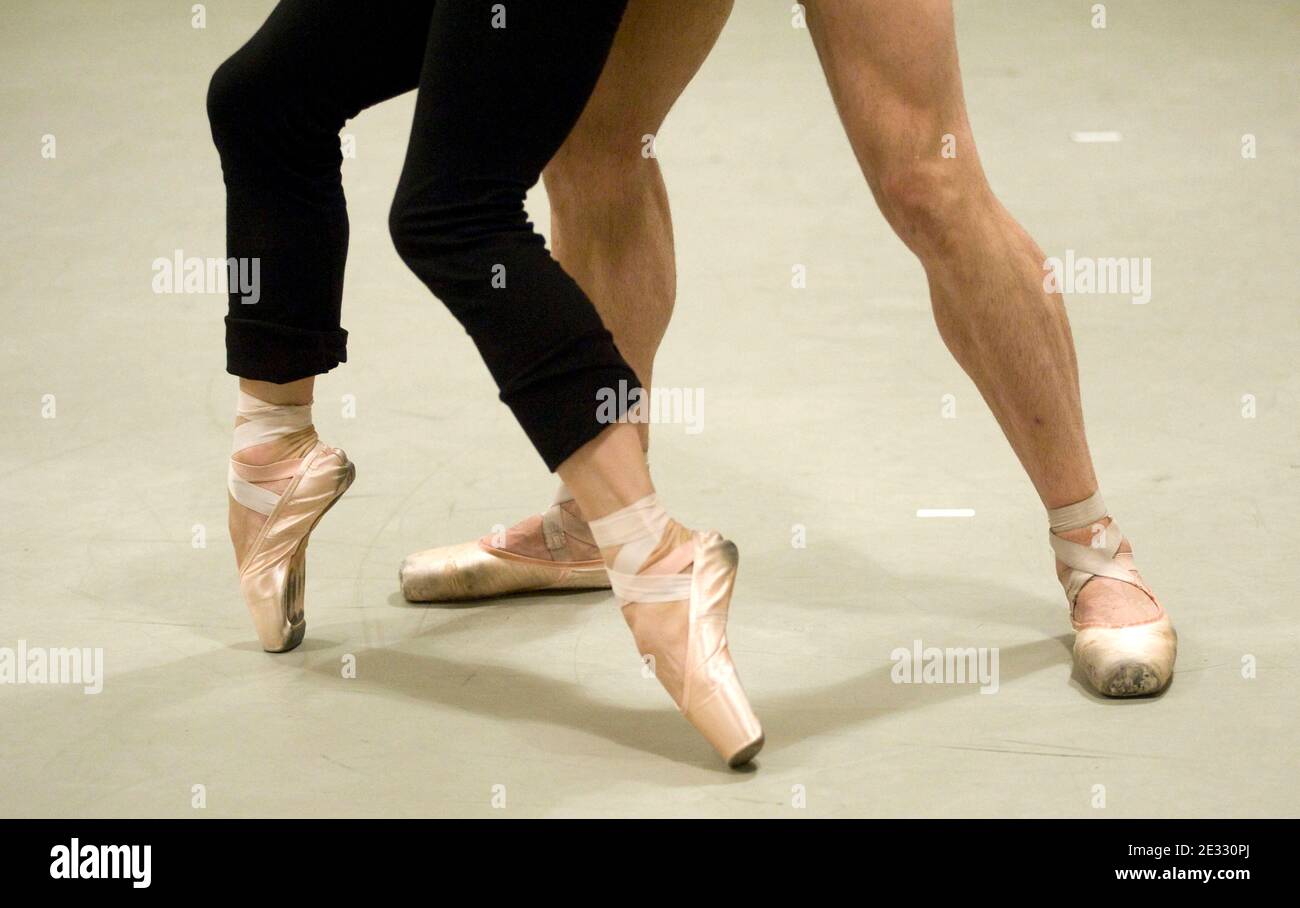 L'ensemble "Les Ballets Trockadero de Monte Carlo" è stato raffigurato durante le prove in vista delle loro prossime esibizioni a New York City, NY, USA, il 09 agosto 2010. Les Ballets Trockadero de Monte Carlo' al Peacock Theatre di Londra nel settembre 2010. Foto di Fernando Leon/ABACAPRESS.COM Foto Stock