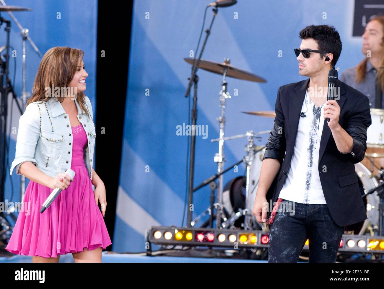 Jonas Brothers cantante Joe Jonas e Demi Lovato (R) esibendosi sul palco durante la serie di concerti estivi 'Good Morning America' del 2010 a New York City, NY, USA, il 13 agosto 2010. Foto di Fernando Leon/ABACAPRESS.COM Foto Stock