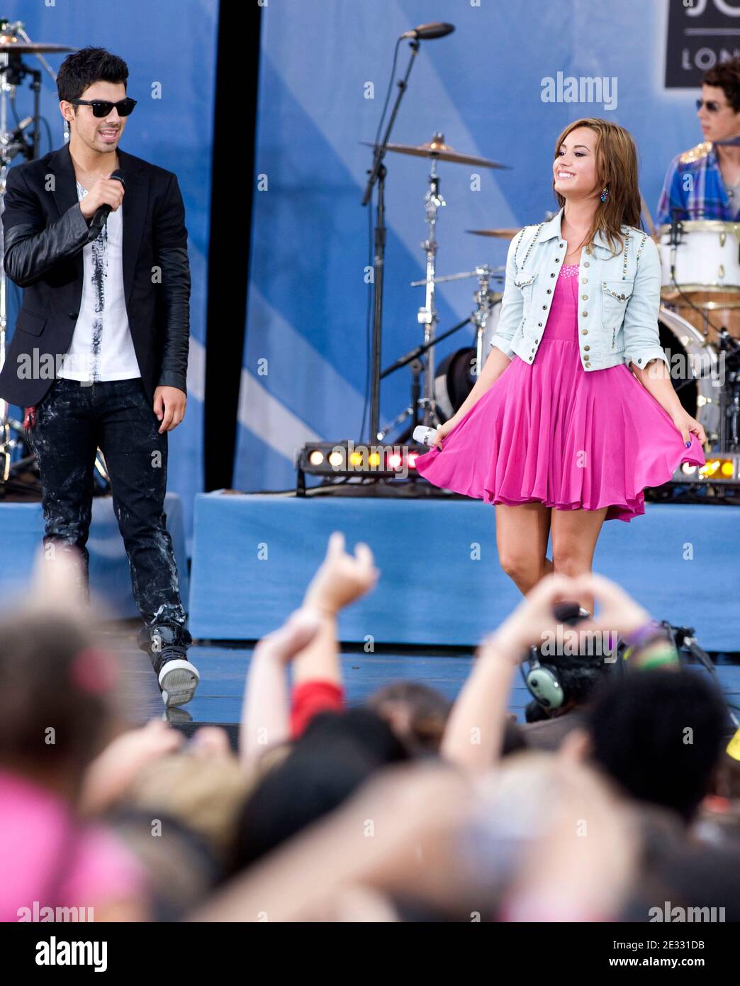 Jonas Brothers cantante Joe Jonas e Demi Lovato (R) esibendosi sul palco durante la serie di concerti estivi 'Good Morning America' del 2010 a New York City, NY, USA, il 13 agosto 2010. Foto di Fernando Leon/ABACAPRESS.COM Foto Stock