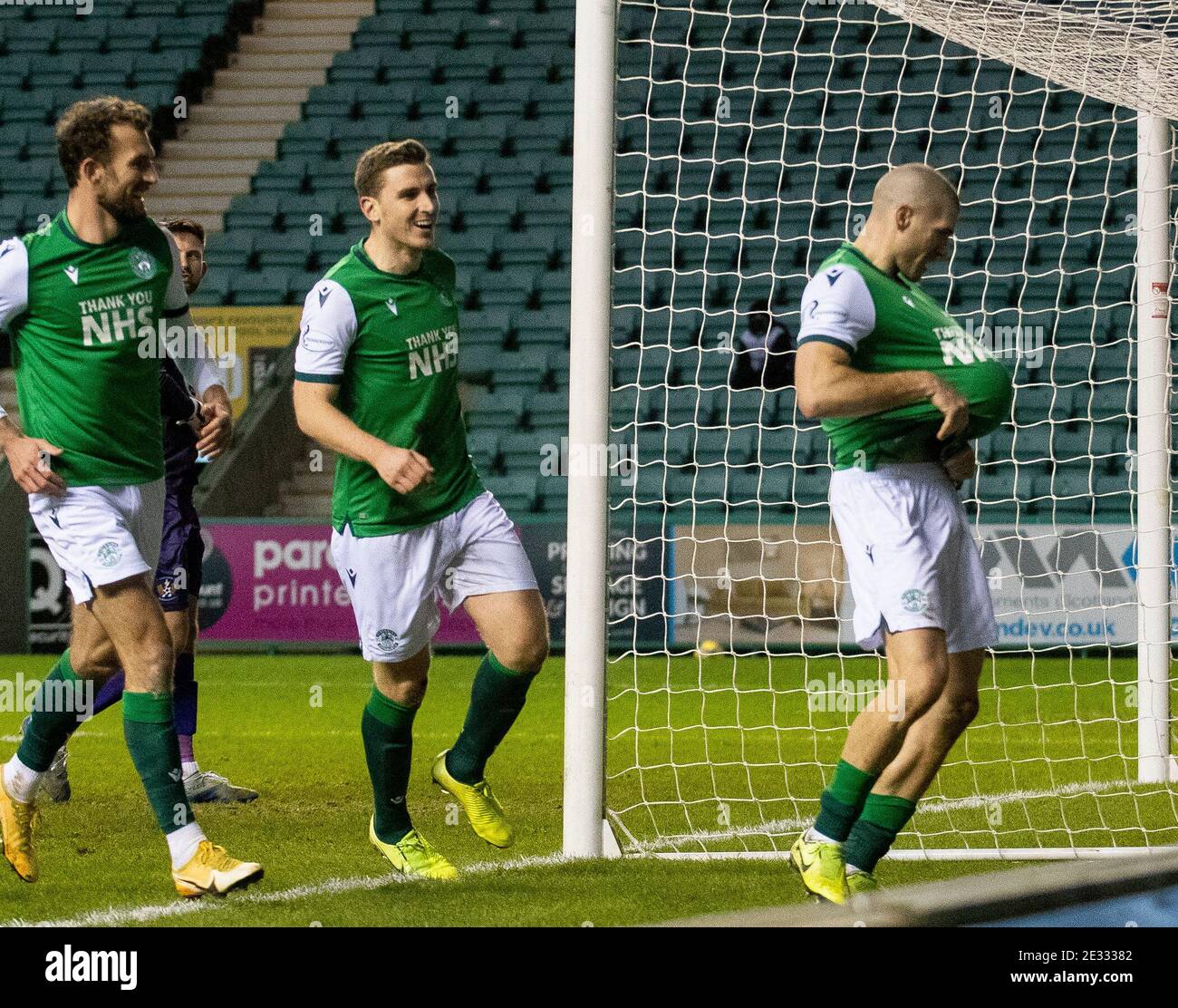 Premiership scozzesi - Hibernian / Kilmarnock. Easter Road Stadium, Edimburgo, Midlothian, Regno Unito. 16 gennaio 2021. Gli Hibs ospitano Kilmarnock nella Premier League scozzese a Easter Road, Edimburgo. PIC mostra: HibsÕ centrocampista cipriota, Alexander Gogic, celebra il sideÕs e decisivo traguardo di casa in modo molto poco ortodosso. Credit: Ian Jacobs/Alamy Live News Foto Stock
