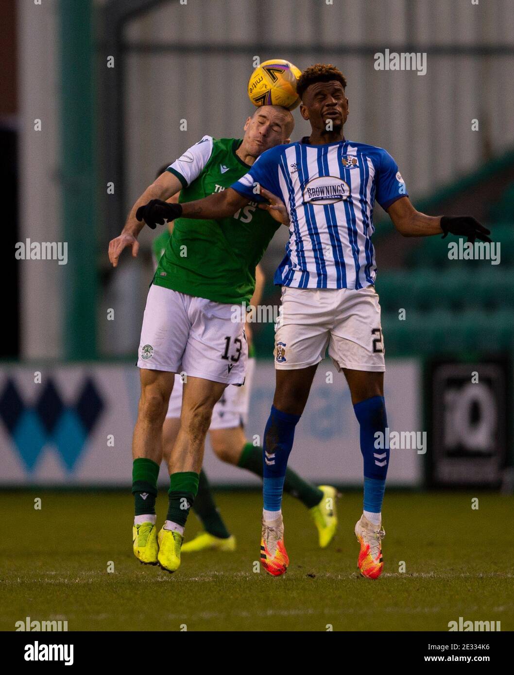 Premiership scozzesi - Hibernian / Kilmarnock. Easter Road Stadium, Edimburgo, Midlothian, Regno Unito. 16 gennaio 2021. Gli Hibs ospitano Kilmarnock nella Premier League scozzese a Easter Road, Edimburgo. PIC mostra: HibsÕ Cipriota centrocampista, Alexander Gogic, e Kilmarnock centrocampista, Aaron Tshibola, andare in ballo. Credit: Ian Jacobs/Alamy Live News Foto Stock