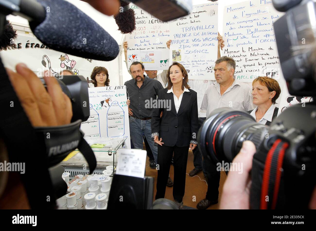 Leader socialista francese e presidente del Consiglio regionale Poitou-Charente Segolene Royal (C) affiancato da Benoit Biteau (L) e membro dell'APLI Philippe Varacher (R) sostiene i produttori di latte a la Rochelle, Francia occidentale, il 27 agosto 2010. Foto di Patrick Bernard/ABACAPRESS.COM Foto Stock