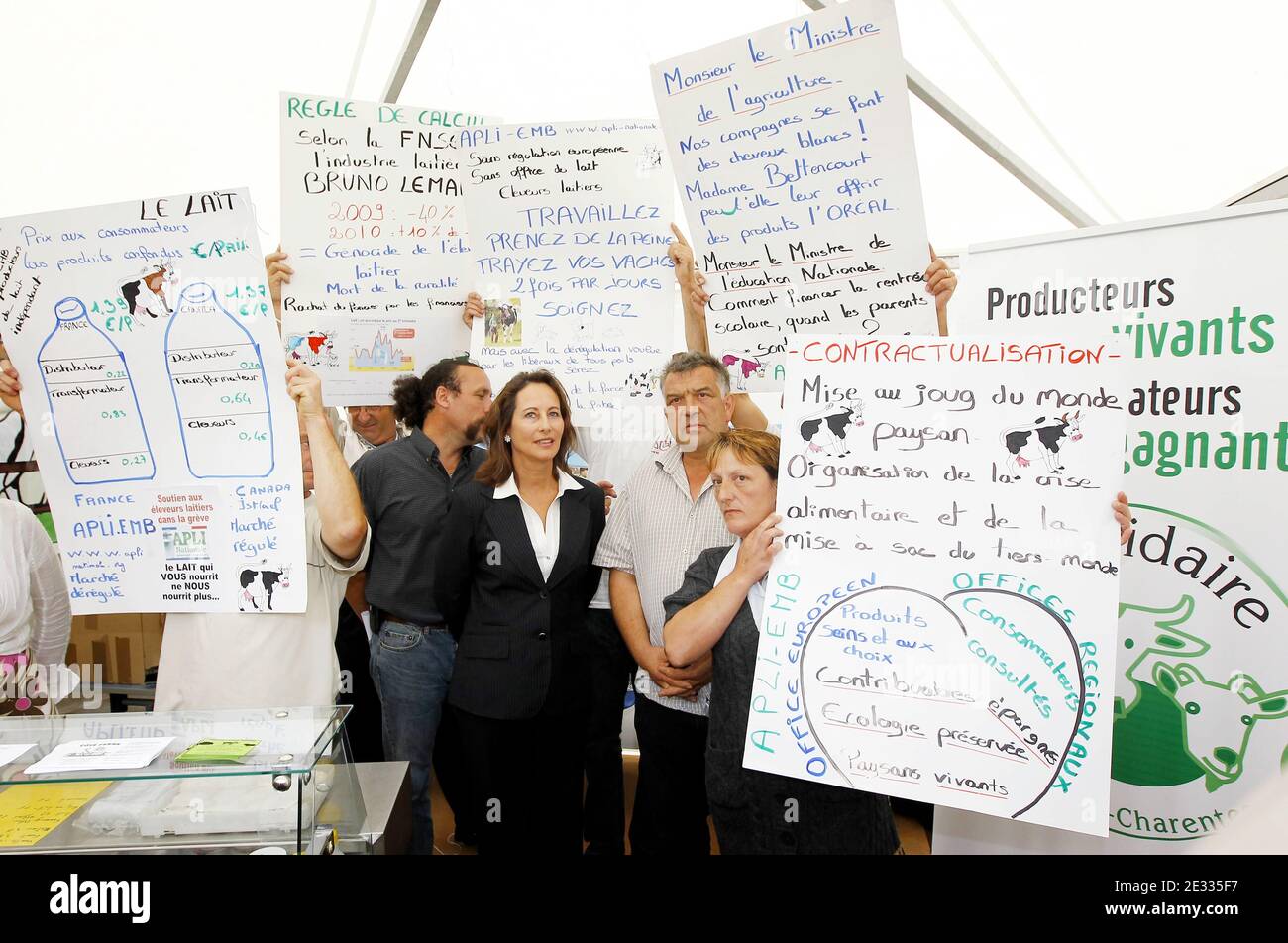 Leader socialista francese e presidente del Consiglio regionale Poitou-Charente Segolene Royal (C) affiancato da Benoit Biteau (L) e membro dell'APLI Philippe Varacher (R) sostiene i produttori di latte a la Rochelle, Francia occidentale, il 27 agosto 2010. Foto di Patrick Bernard/ABACAPRESS.COM Foto Stock