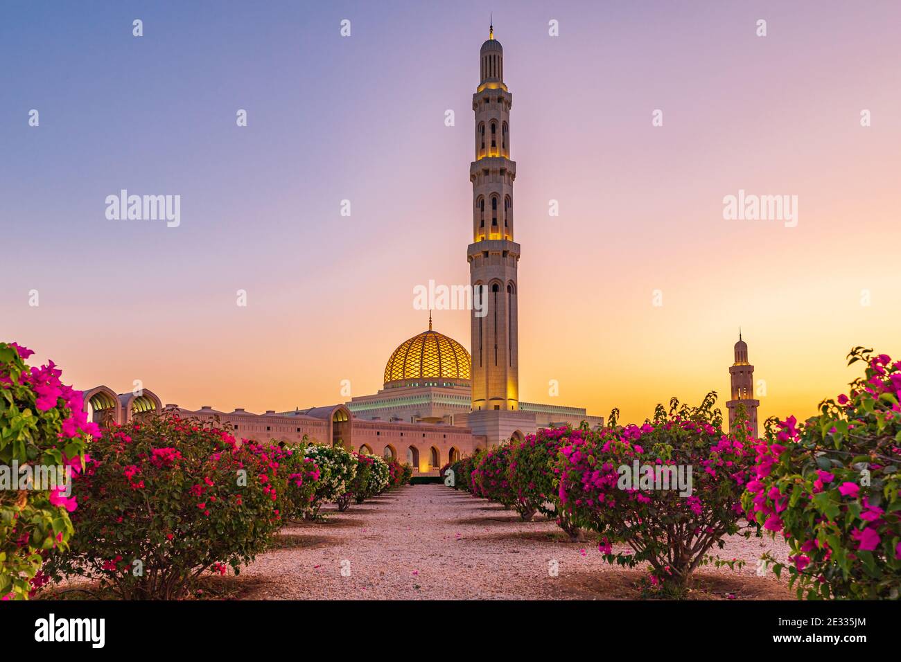 Medio Oriente, Penisola arabica, Oman, Muscat. Vista al tramonto della Grande Moschea del Sultano Qaboos a Bawshar, Mascate. Foto Stock