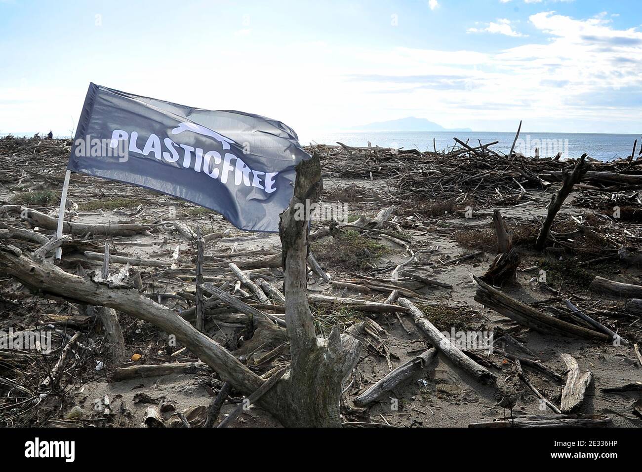 Castel Volturno, Italia. 16 gennaio 2021. Volontari dell'Associazione libera di plastica, mentre puliscono la spiaggia dell'Oasi dei Variconi di Castel Volturno, dalla plastica e dai rifiuti che hanno portato l'ultima tempesta. Italia, 16 gennaio 2021. (Foto di Vincenzo Izzo/Sipa USA) Credit: Sipa USA/Alamy Live News Foto Stock