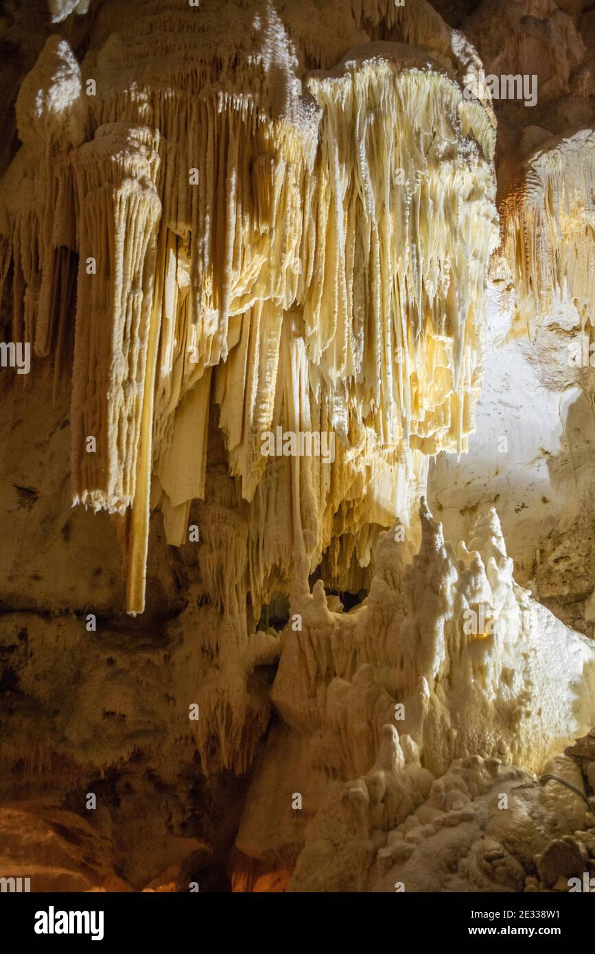 Stalagmite e stalattite all'interno delle Grotte di Frasassi, famose grotte italiane nei pressi di Genga, Marche, Italia Foto Stock