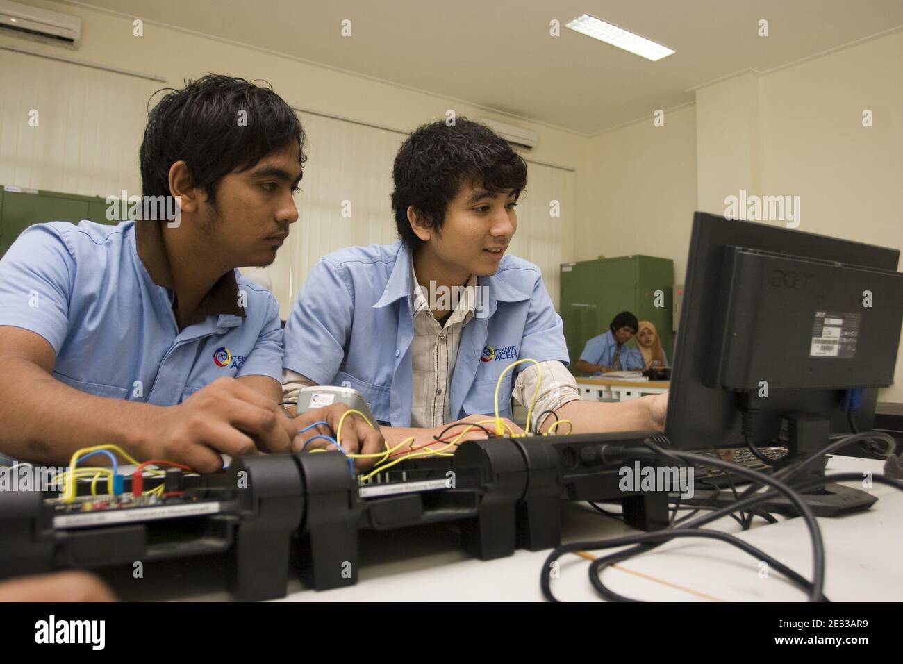 Mahasiswa i meningkatkan komputer untuk meningkatkan keterampilan teknologi (8315664069). Foto Stock