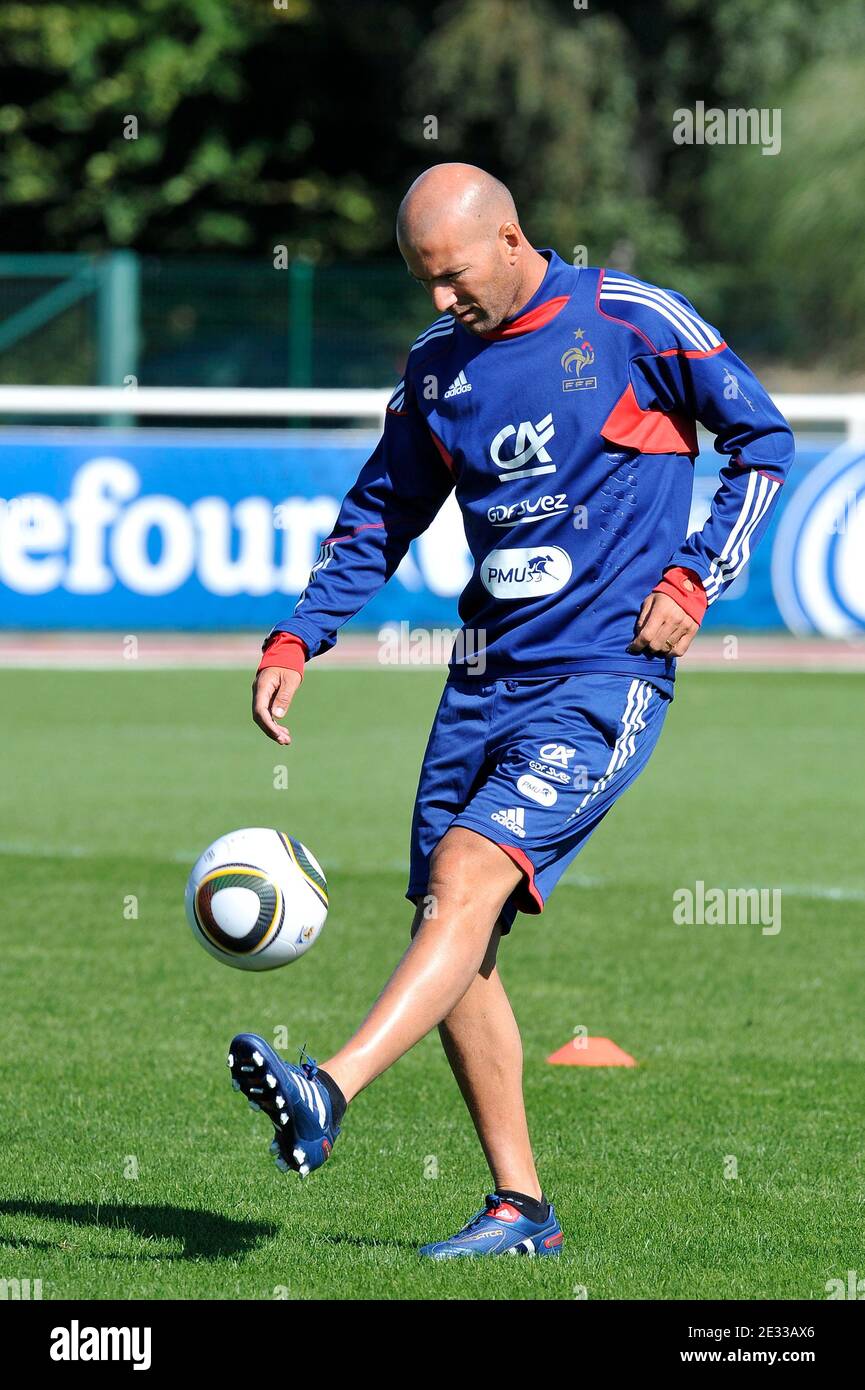 L'ex calciatore francese Zinedine Zidane il 1 settembre 2010 a Clairefontaine, nel sud di Parigi, durante la sessione di allenamento della squadra francese due giorni prima delle partite di qualificazione di Euro 2012 contro Bielorussia e Bosnia-Erzegovina il 3 e 7 settembre. Foto di Stephane Reix/ABACAPRESS.COM Foto Stock