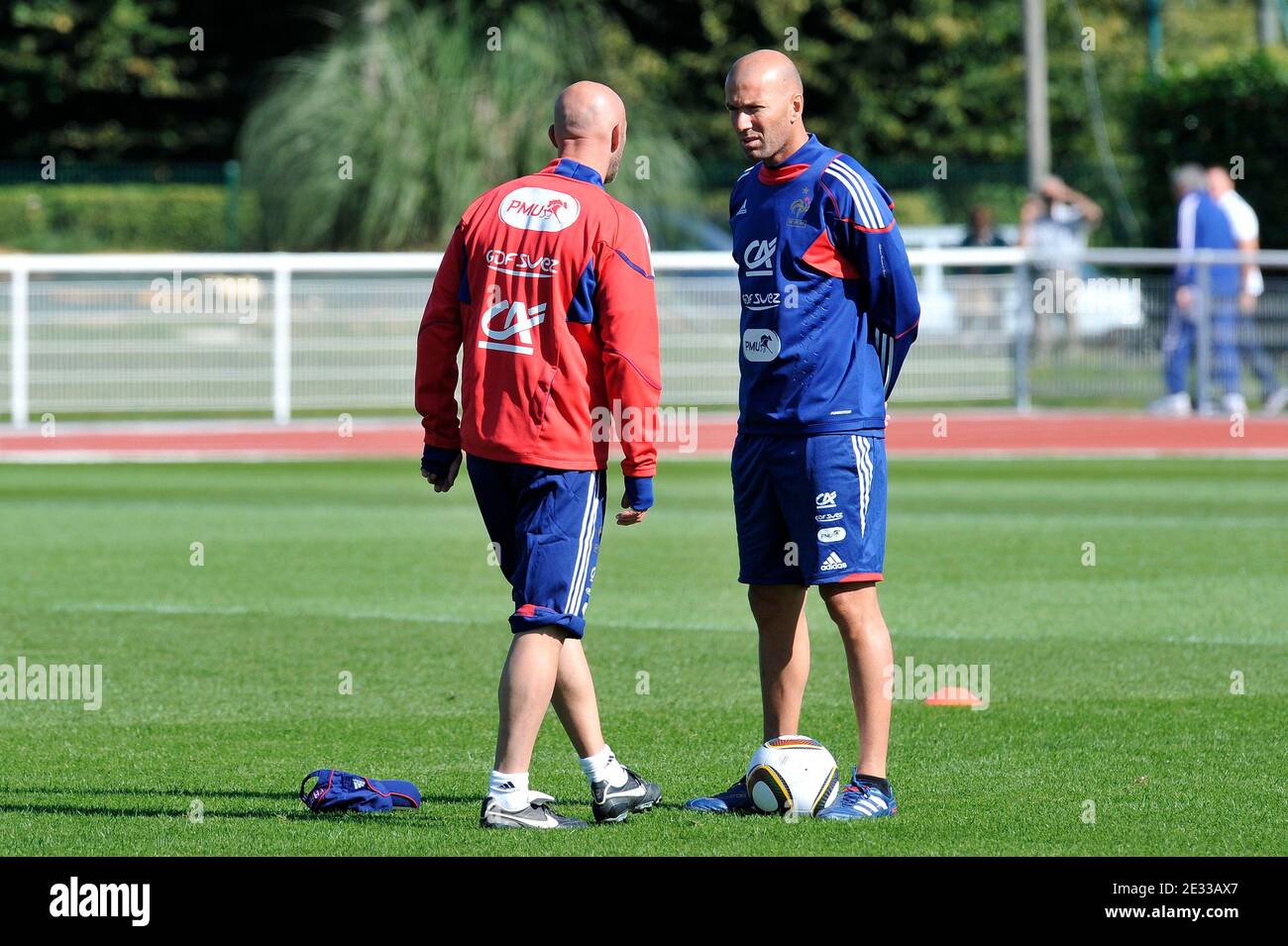 I formatori francesi Zinedine Zidane e Fabien Barthez il 1 settembre 2010 a Clairefontaine, nel sud di Parigi, durante la sessione di allenamento della squadra francese due giorni prima delle partite di qualificazione Euro 2012 contro Bielorussia e Bosnia-Erzegovina il 3 e 7 settembre. Foto di Stephane Reix/ABACAPRESS.COM Foto Stock