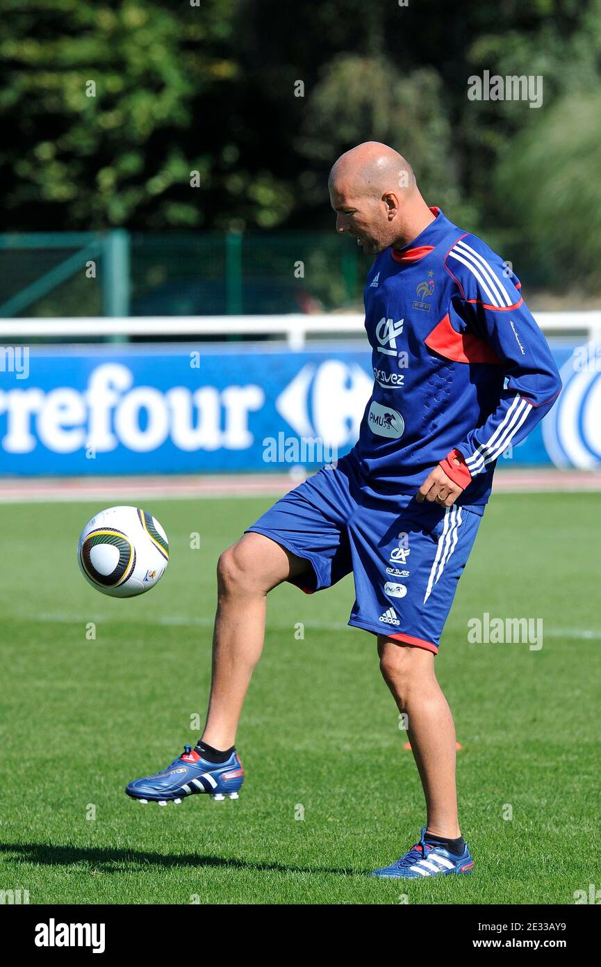 L'ex calciatore francese Zinedine Zidane il 1 settembre 2010 a Clairefontaine, nel sud di Parigi, durante la sessione di allenamento della squadra francese due giorni prima delle partite di qualificazione di Euro 2012 contro Bielorussia e Bosnia-Erzegovina il 3 e 7 settembre. Foto di Stephane Reix/ABACAPRESS.COM Foto Stock