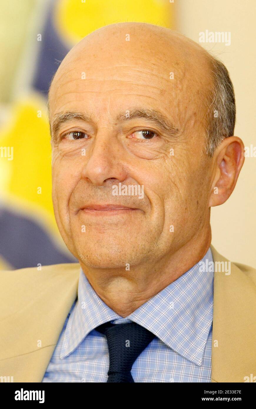 Alain Juppe, ex primo ministro francese e sindaco di Bordeaux, appare al municipio mentre riceve gli artisti circensi del Cirque Pinder, a Bordeaux, Francia, il 4 settembre 2010. Ci sono voci che Juppe potrebbe entrare nel prossimo governo di Sarkozy dopo il rimpasto del gabinetto previsto per questo autunno. Foto di Patrick Bernard/ABACAPRESS.COM Foto Stock