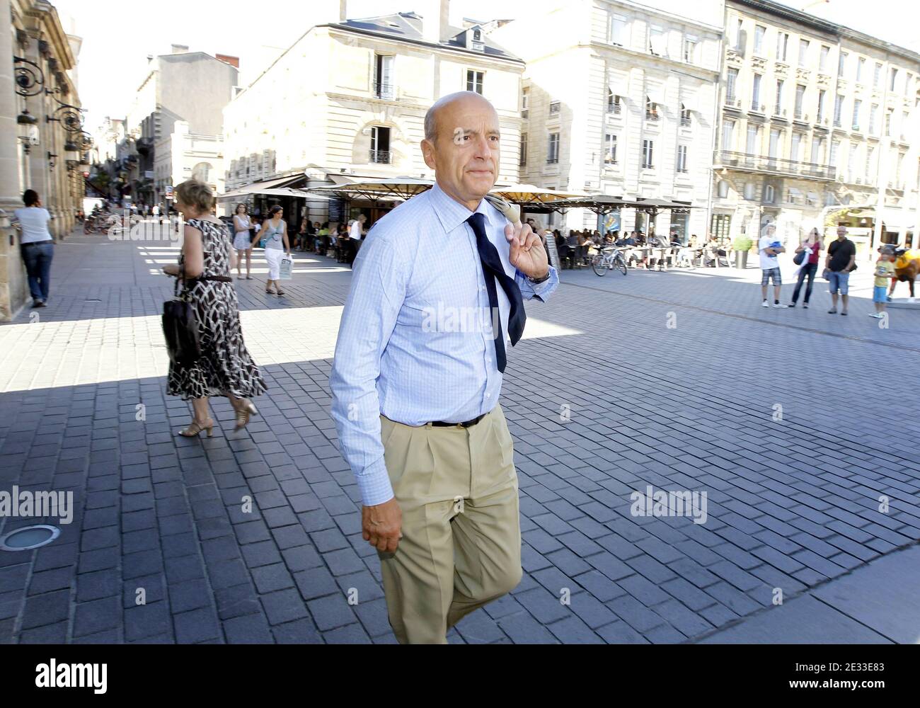 Alain Juppe, ex primo ministro francese e sindaco di Bordeaux, lascia il municipio dopo aver ricevuto gli artisti circensi del Cirque Pinder, a Bordeaux, Francia, il 4 settembre 2010. Ci sono voci che Juppe potrebbe entrare nel prossimo governo di Sarkozy dopo il rimpasto del gabinetto previsto per questo autunno. Foto di Patrick Bernard/ABACAPRESS.COM Foto Stock