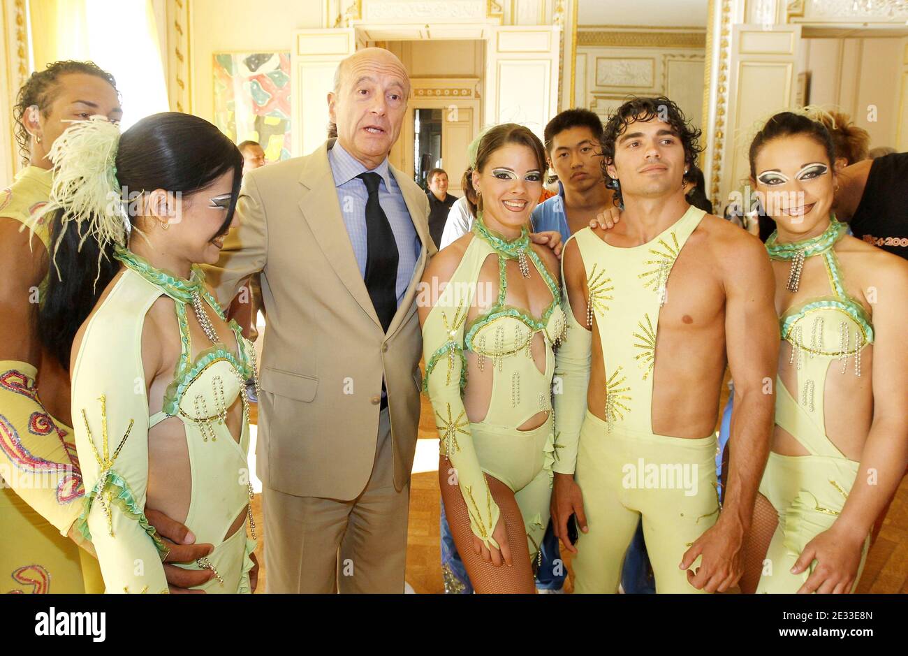 Alain Juppe, ex primo ministro francese e sindaco di Bordeaux, riceve gli artisti circensi del Cirque Pinder, presso il municipio di Bordeaux, Francia, il 4 settembre 2010. Ci sono voci che Juppe potrebbe entrare nel prossimo governo di Sarkozy dopo il rimpasto del gabinetto previsto per questo autunno. Foto di Patrick Bernard/ABACAPRESS.COM Foto Stock