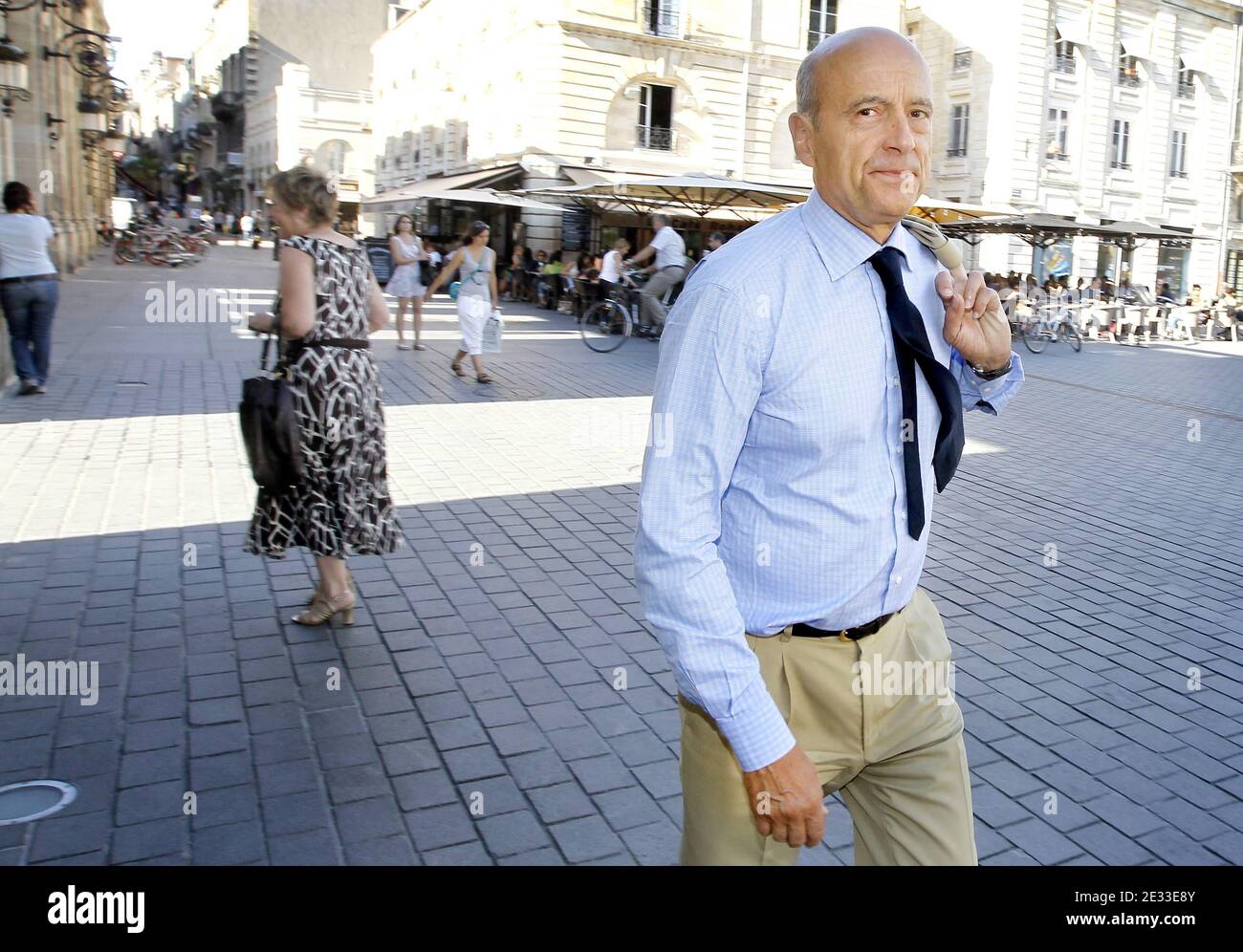 Alain Juppe, ex primo ministro francese e sindaco di Bordeaux, lascia il municipio dopo aver ricevuto gli artisti circensi del Cirque Pinder, a Bordeaux, Francia, il 4 settembre 2010. Ci sono voci che Juppe potrebbe entrare nel prossimo governo di Sarkozy dopo il rimpasto del gabinetto previsto per questo autunno. Foto di Patrick Bernard/ABACAPRESS.COM Foto Stock