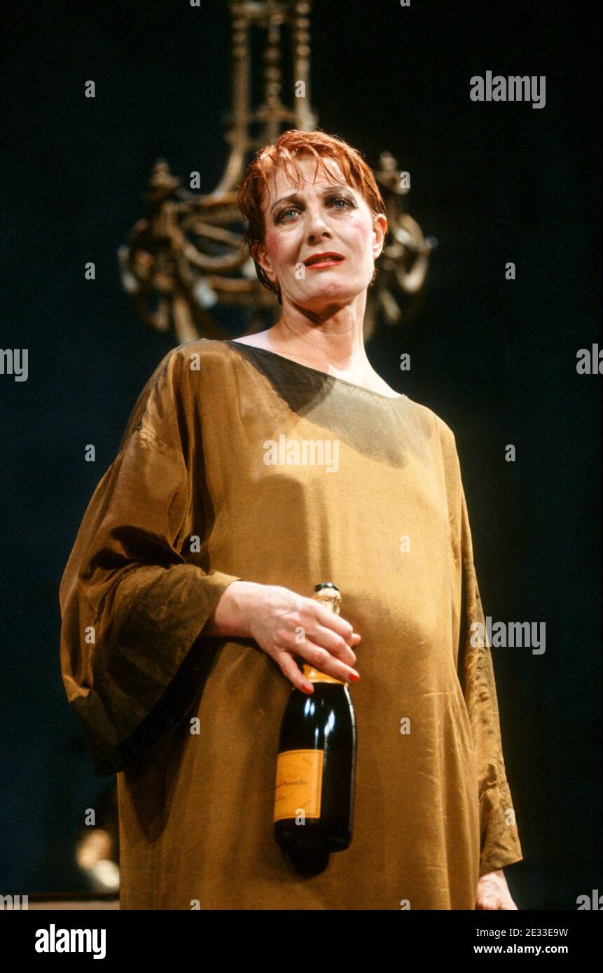 Vanessa Redgrave (Isadora Duncan) quando HA BALLATO da Martin Sherman al Teatro Gielgud, Londra W1 06/08/1991 design: Bob Crowley illuminazione: Arden Fingerhut regista: Robert Allan Ackerman Foto Stock