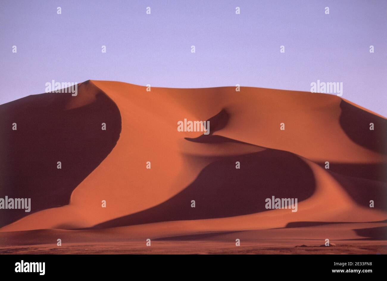 Dune di sabbia al tramonto, nel deserto del Sahara, Algeria Foto Stock