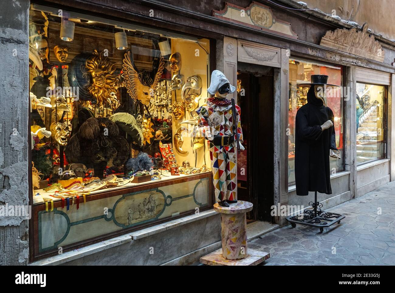 Negozio CA 'MACana con maschere e costumi di carnevale veneziani nel sestiere di Dorsoduro, Venezia, Italia Foto Stock