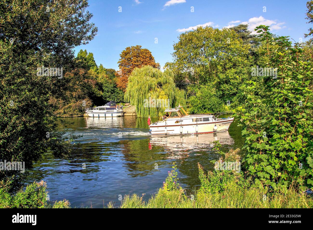 Gite in barca sul fiume Tamigi, Runnymede, Surrey, England, Regno Unito Foto Stock