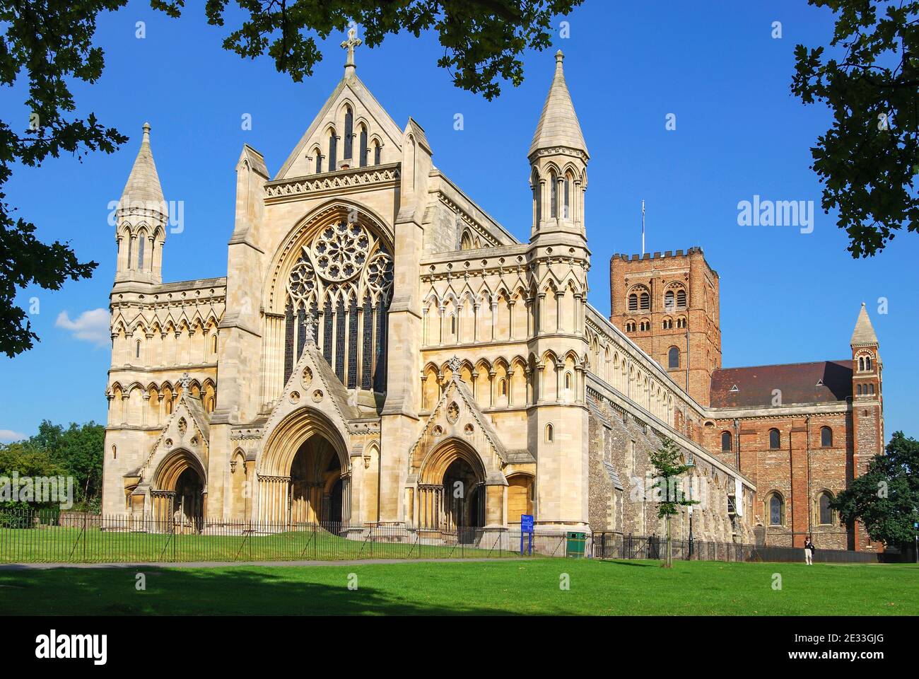Il West End, Cattedrale normanna & Abbey Church tower, St.Albans, Hertfordshire, England, Regno Unito Foto Stock