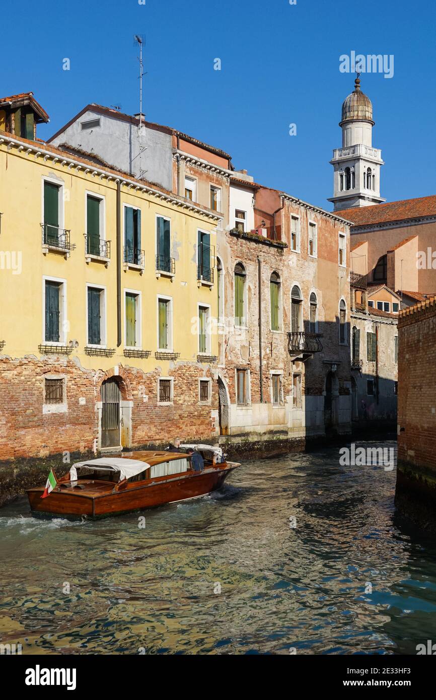 Motoscafo sul canale nel sestiere di Dorsoduro, Venezia, Italia Foto Stock
