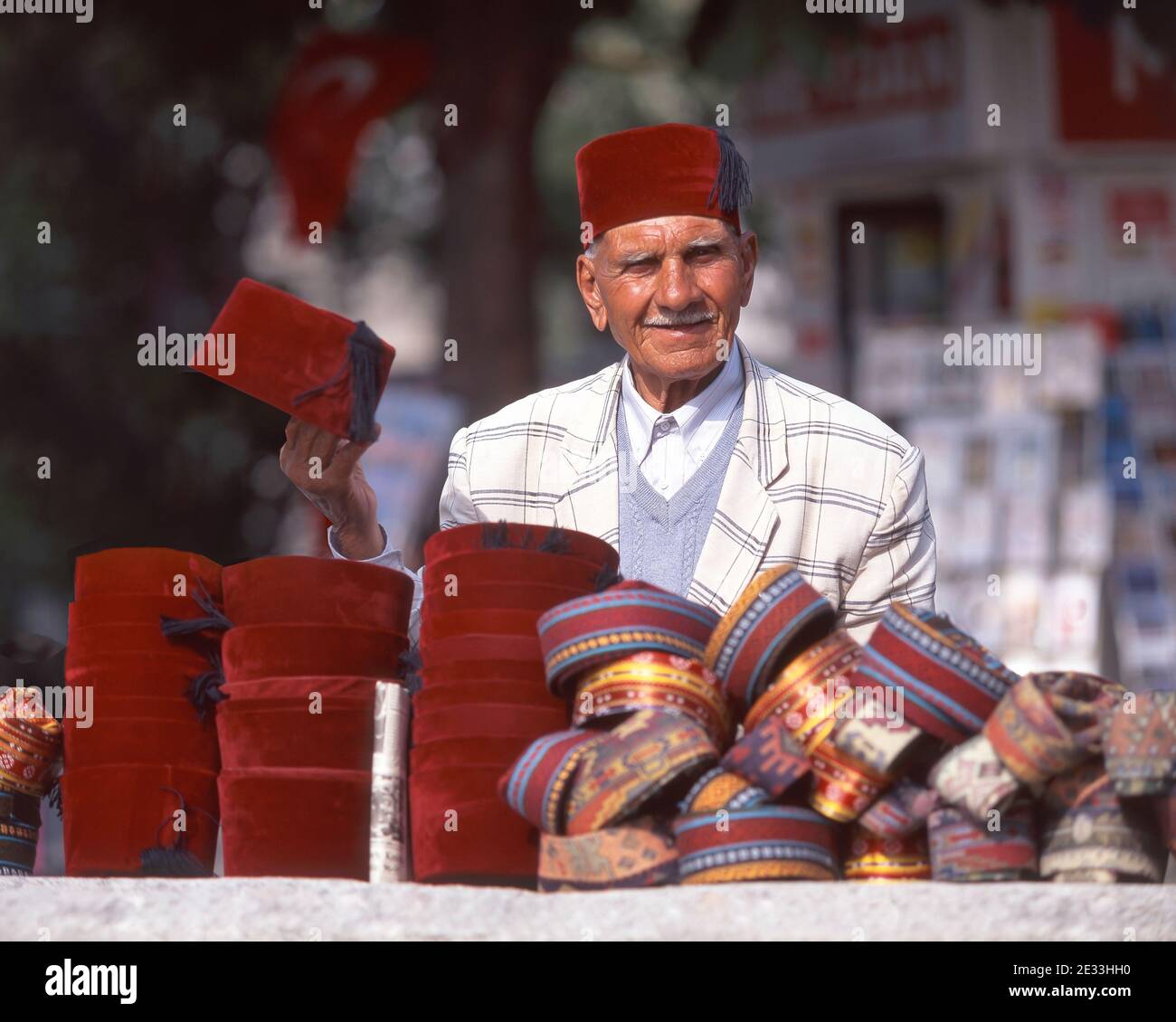 Uomo che vende cappelli turchi Fez, Piazza Taksim, distretto di Taksim, Istanbul, Repubblica di Turchia Foto Stock