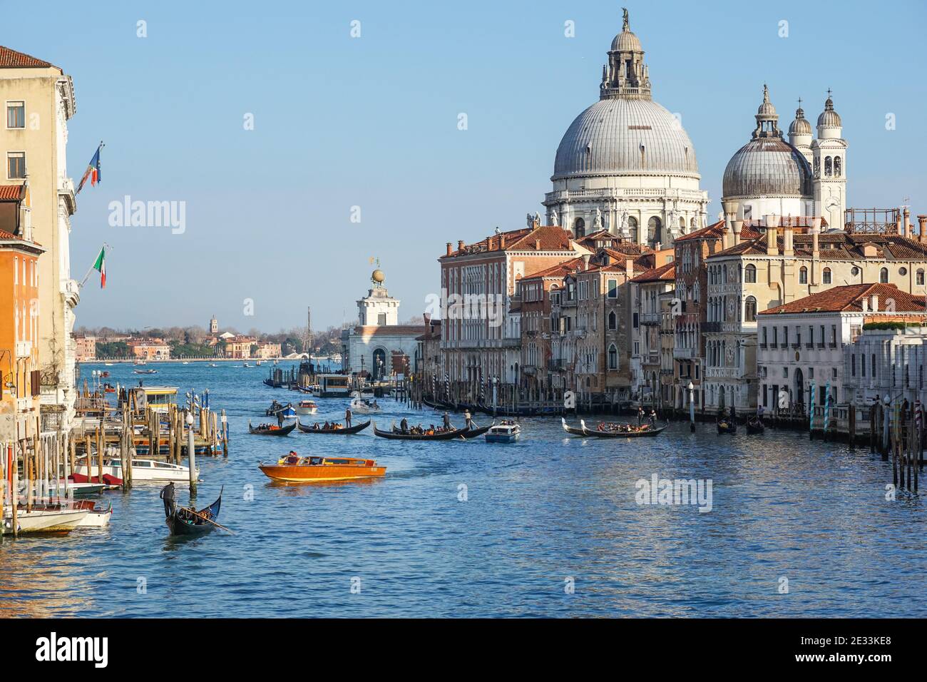 Il Canal Grande e la Basilica di Santa Maria della Salute a Venezia Foto Stock