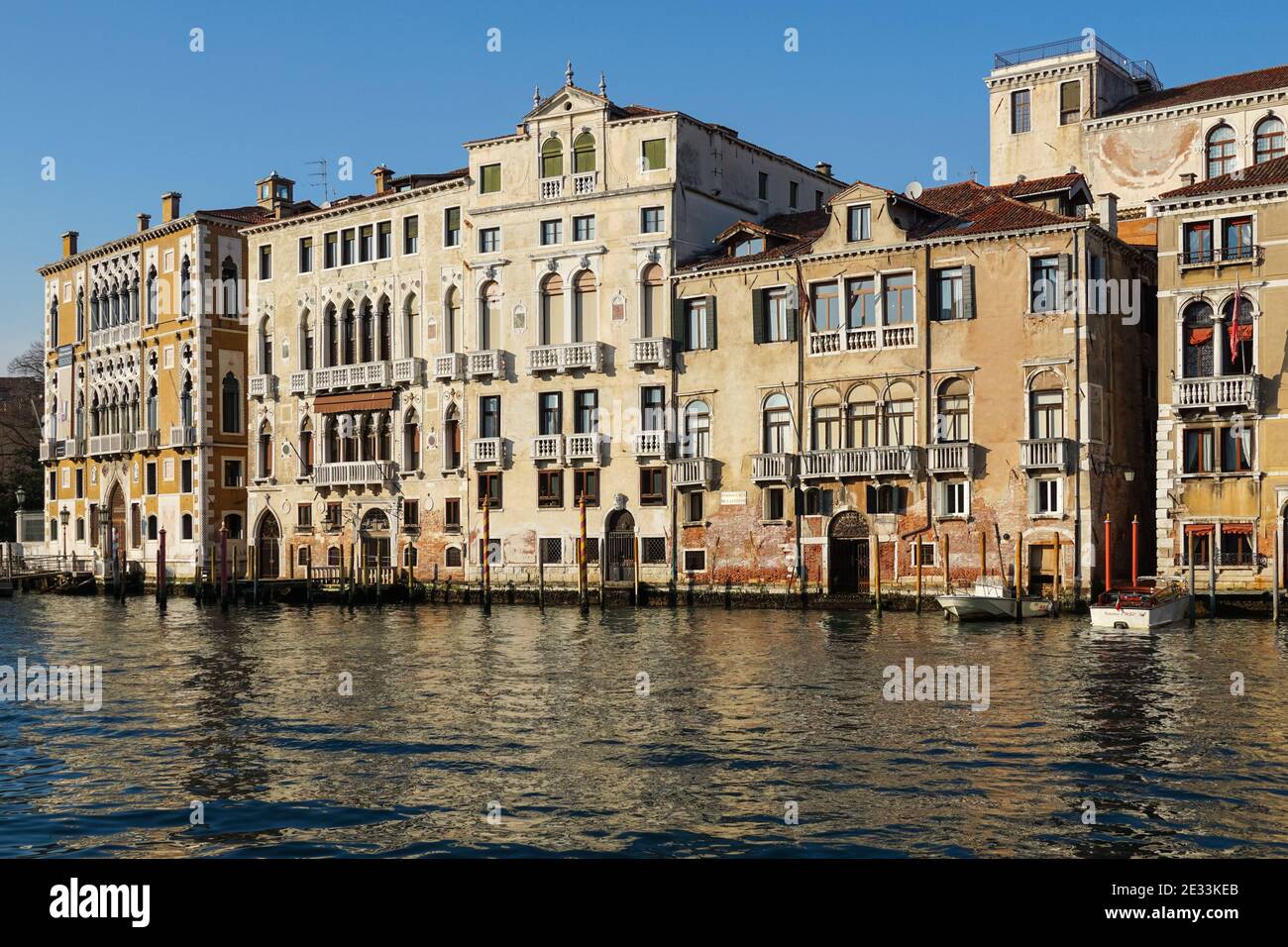 Vecchi edifici tradizionali veneziani sul Canal Grande a Venezia, Italia Foto Stock