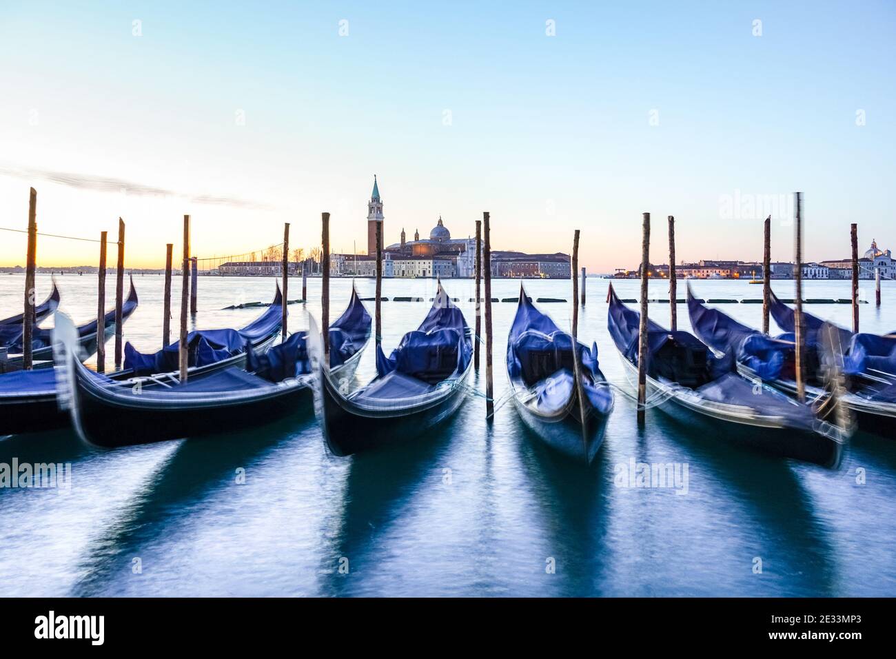 Gondola veneziana all'alba, gondole ormeggiate a Venezia con il Monastero di San Giorgio sullo sfondo, Italia Foto Stock