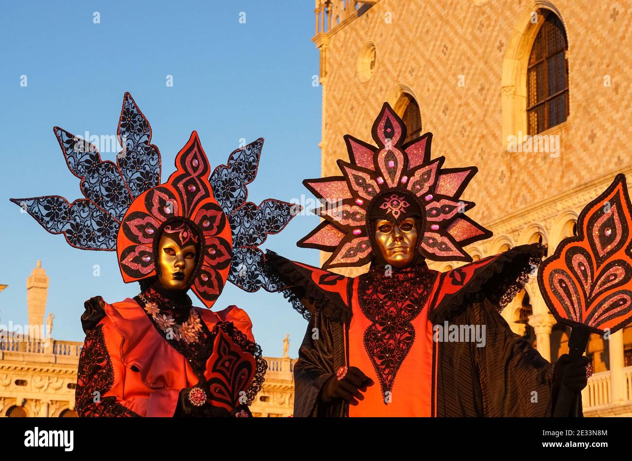 Artisti vestiti con costumi e maschere decorati davanti al Palazzo Ducale durante il Carnevale di Venezia Foto Stock