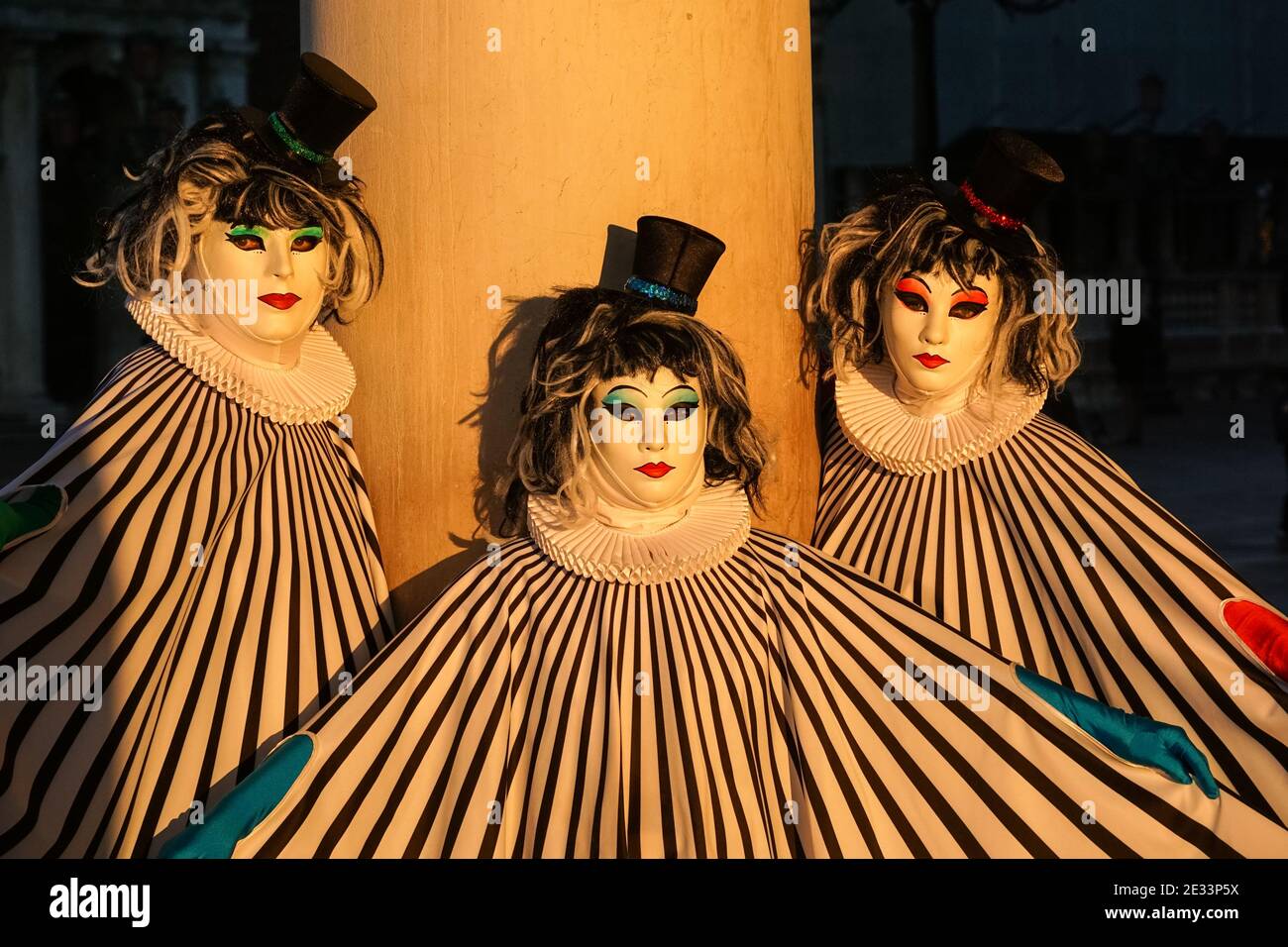 Artisti vestiti con costumi e maschere decorati davanti al Palazzo Ducale durante il Carnevale di Venezia Foto Stock