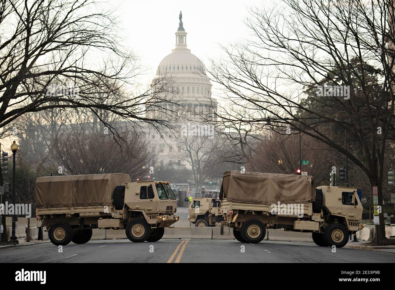 Washington, Stati Uniti. 14 gennaio 2021. I soldati e gli airmen degli Stati Uniti con la Guardia Nazionale usano camion per creare blocchi stradali che portano al Campidoglio mentre la sicurezza si stringe prima dell'inaugurazione il 14 gennaio 2021 a Washington, DC più di 20,000 truppe di guardia nazionale sono state impiegate per fornire sicurezza a seguito dell'insurrezione da parte dei rioter Pro-Trump. Credit: Planetpix/Alamy Live News Foto Stock