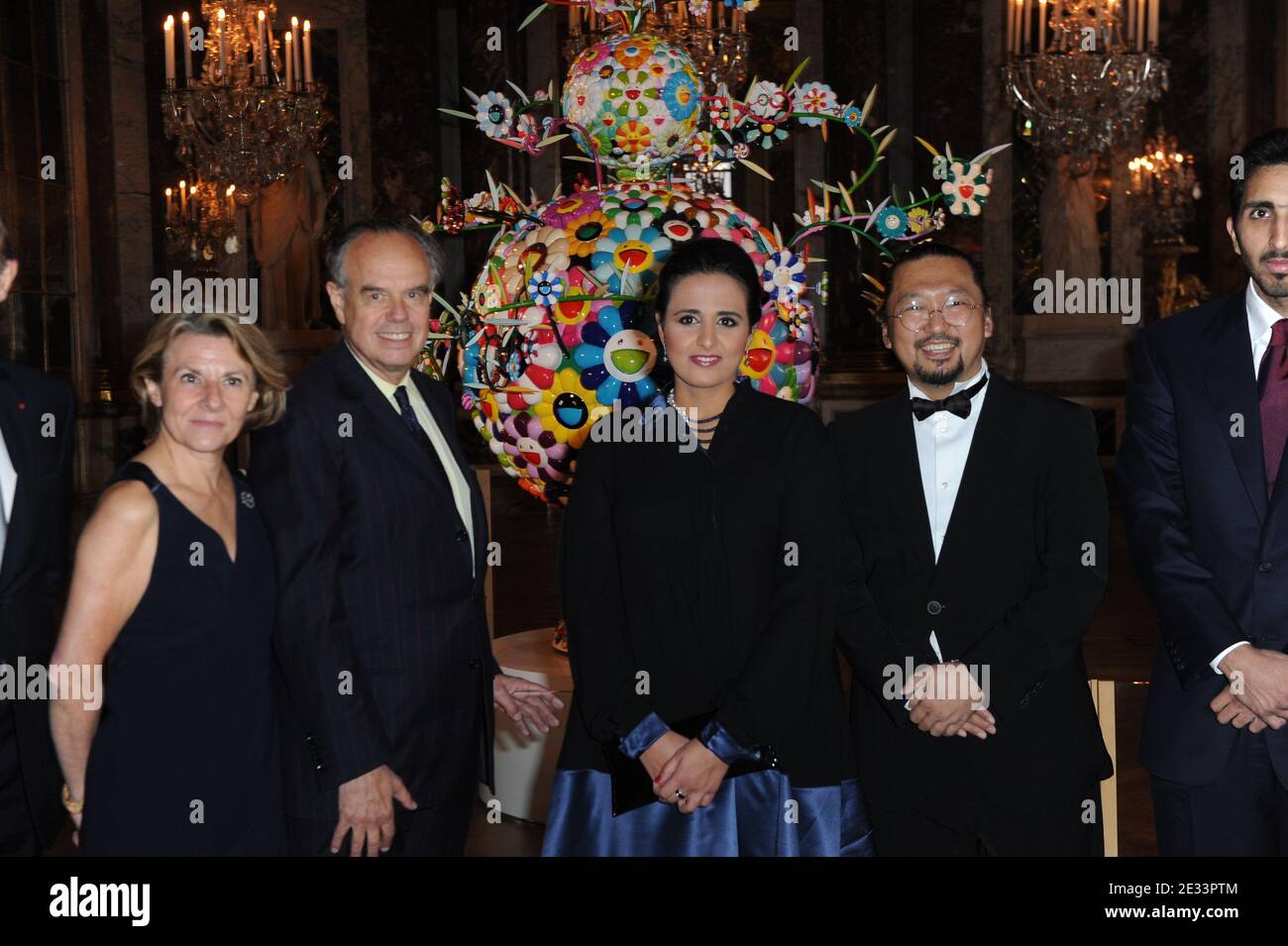 L-R : Consigliere francese Catherine Pegard, Ministro francese della cultura Frederic Mitterrand, figlia dell'Emiro del Qatar Sheikha al Mayassa bint Hamad bin Khalifa al-Thani, Presidente del Consiglio di amministrazione dei Musei del Qatar, Takashi Murakami, Sheikh Jassem (marito di Sheikha Mayassa) Partecipate alla festa di apertura dell'esposizione dell'artista giapponese Takashi Murakami al Palazzo di Versailles, vicino a Parigi, il 12 settembre 2010. Foto di Ammar Abd Rabbo/ABACAPRESS.COM Foto Stock