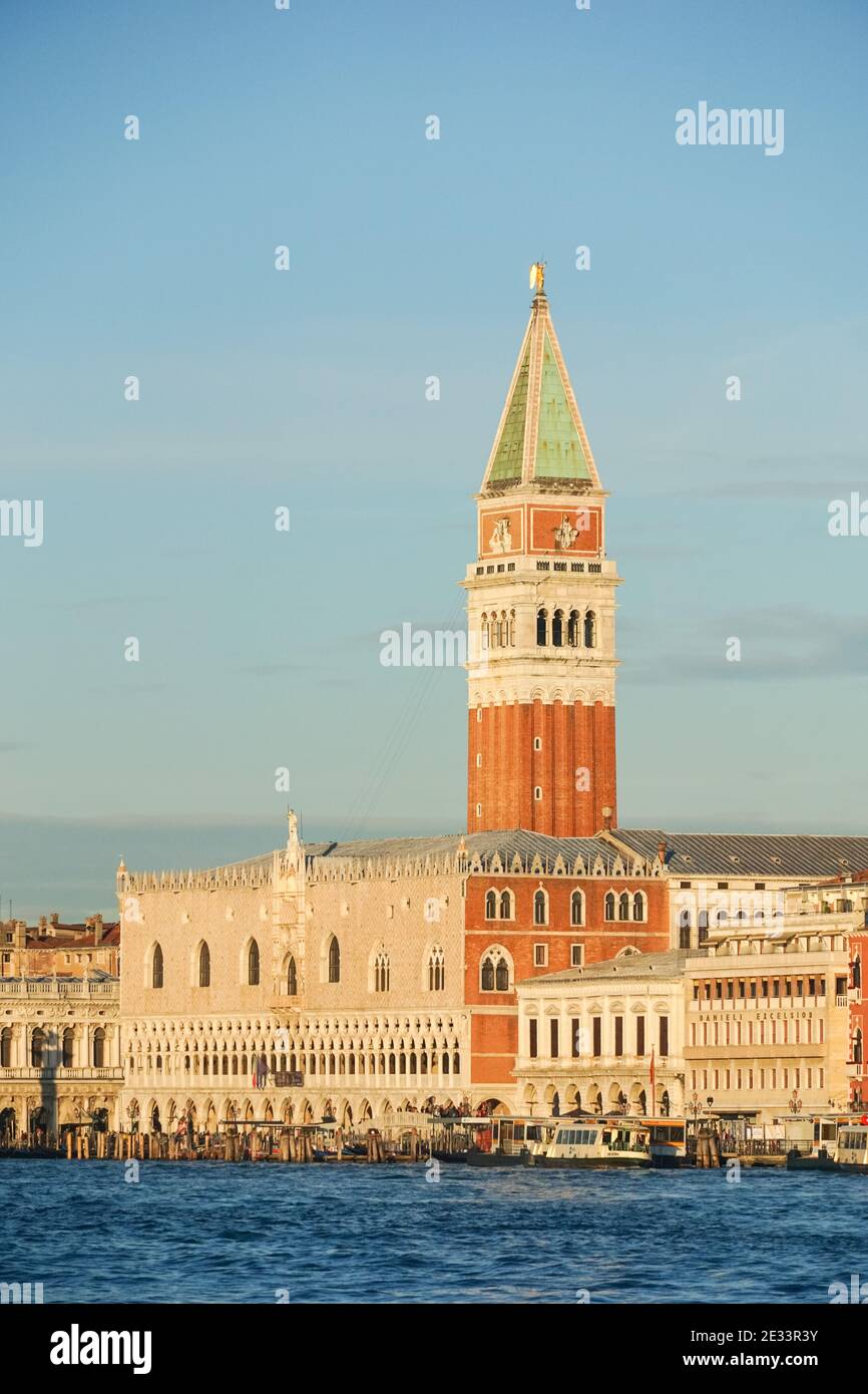 Vista panoramica di Venezia all'alba con il Campanile di San Marco e il Palazzo Ducale, Italia Foto Stock