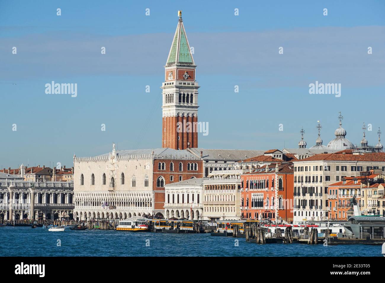 Vista panoramica di Venezia all'alba con il Campanile di San Marco e il Palazzo Ducale, Italia Foto Stock