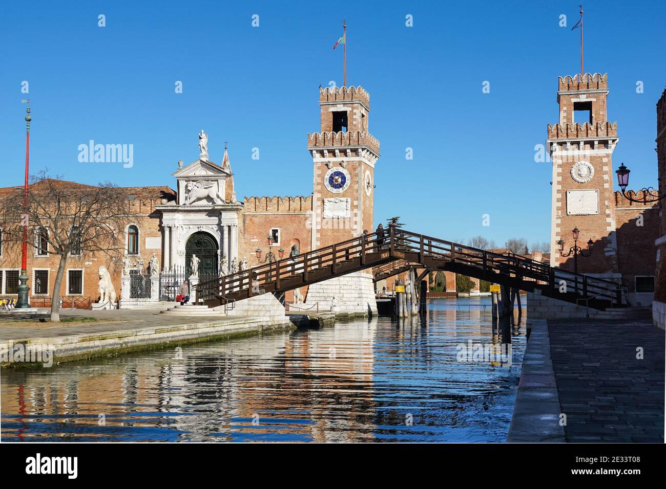 La porta principale dell'Arsenale Veneziano con ponte de l'Arsenal o del Paradiso in legno a Venezia Foto Stock