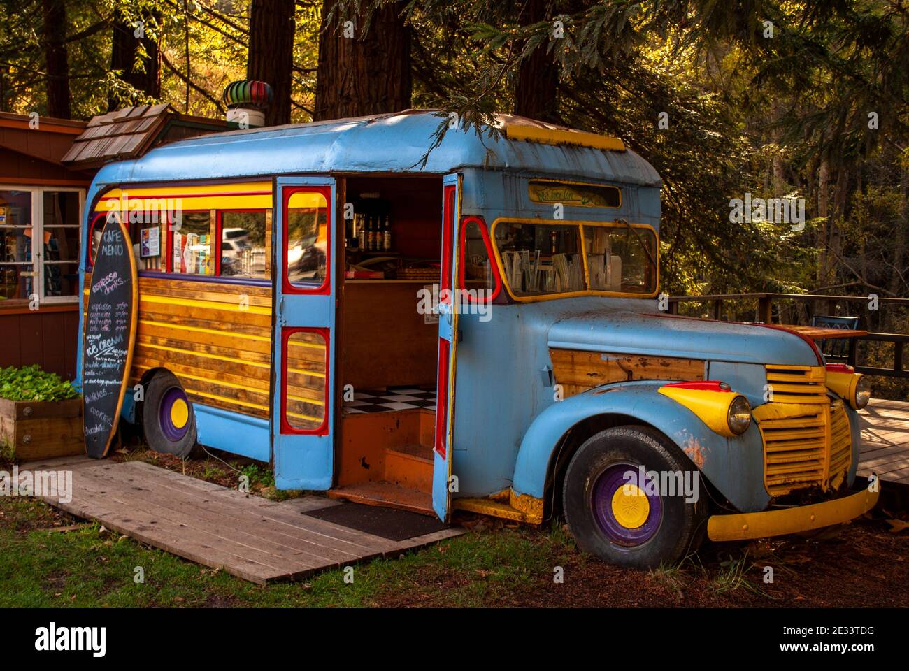 Autobus vecchio stile colorato convertito in caffetteria a Big sur, California Foto Stock