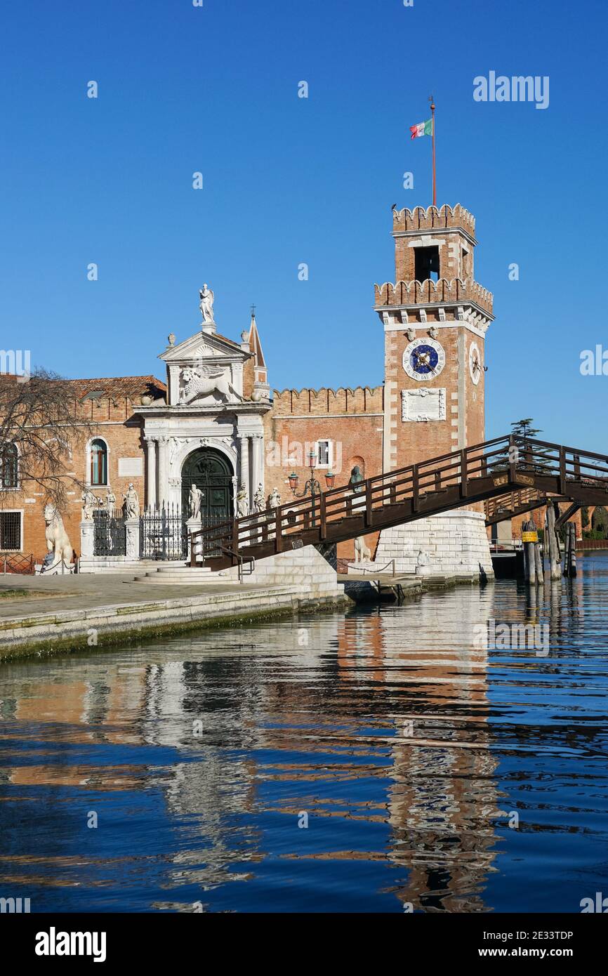 La porta principale dell'Arsenale Veneziano con ponte de l'Arsenal o del Paradiso in legno a Venezia Foto Stock