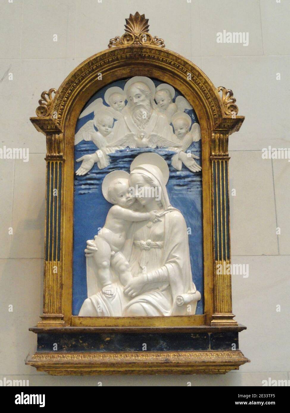 Madonna col Bambino con Dio Padre e cherubini, laboratorio di Andrea della Robbia, c. 1480, terracotta smaltata - Foto Stock