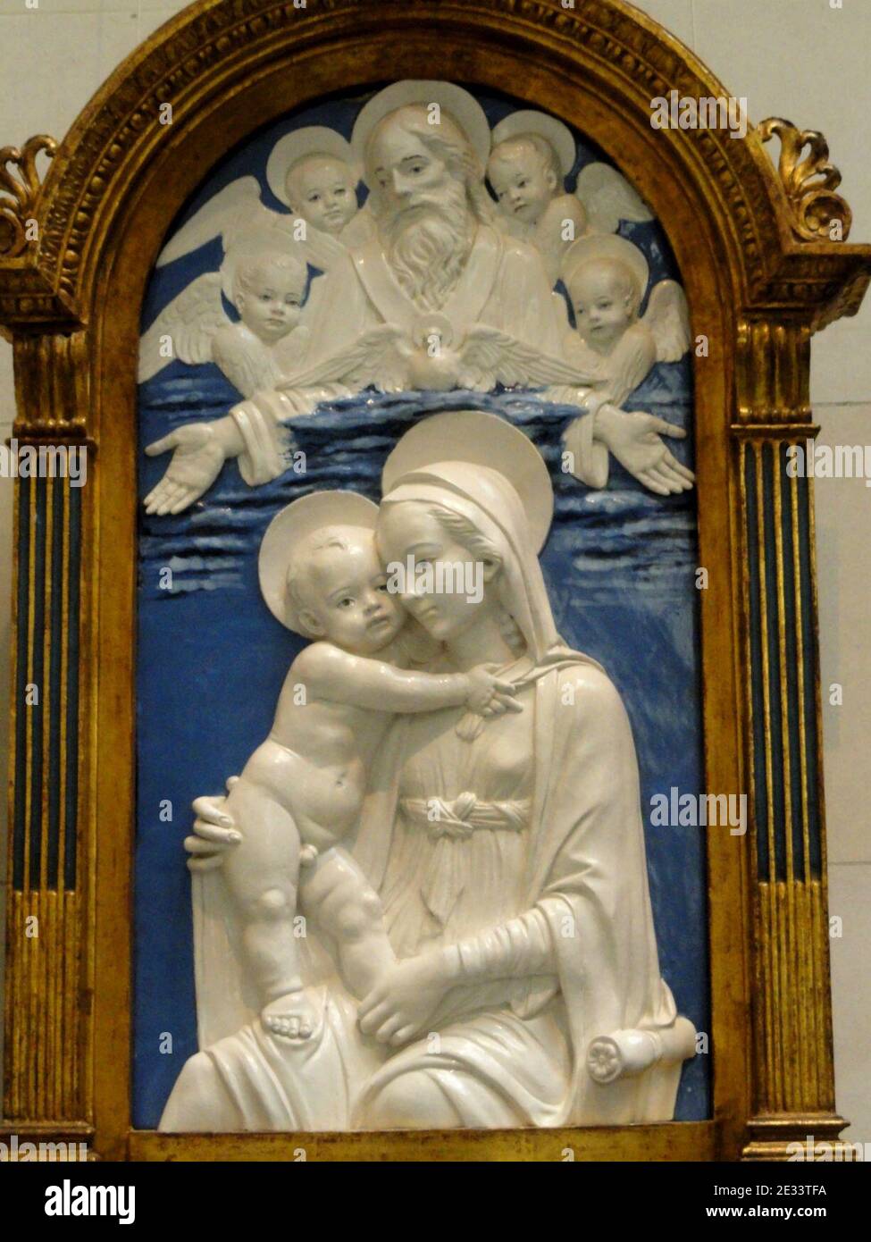 Madonna col Bambino con Dio Padre e cherubini, laboratorio di Andrea della Robbia, c. 1480, terracotta smaltata - Foto Stock