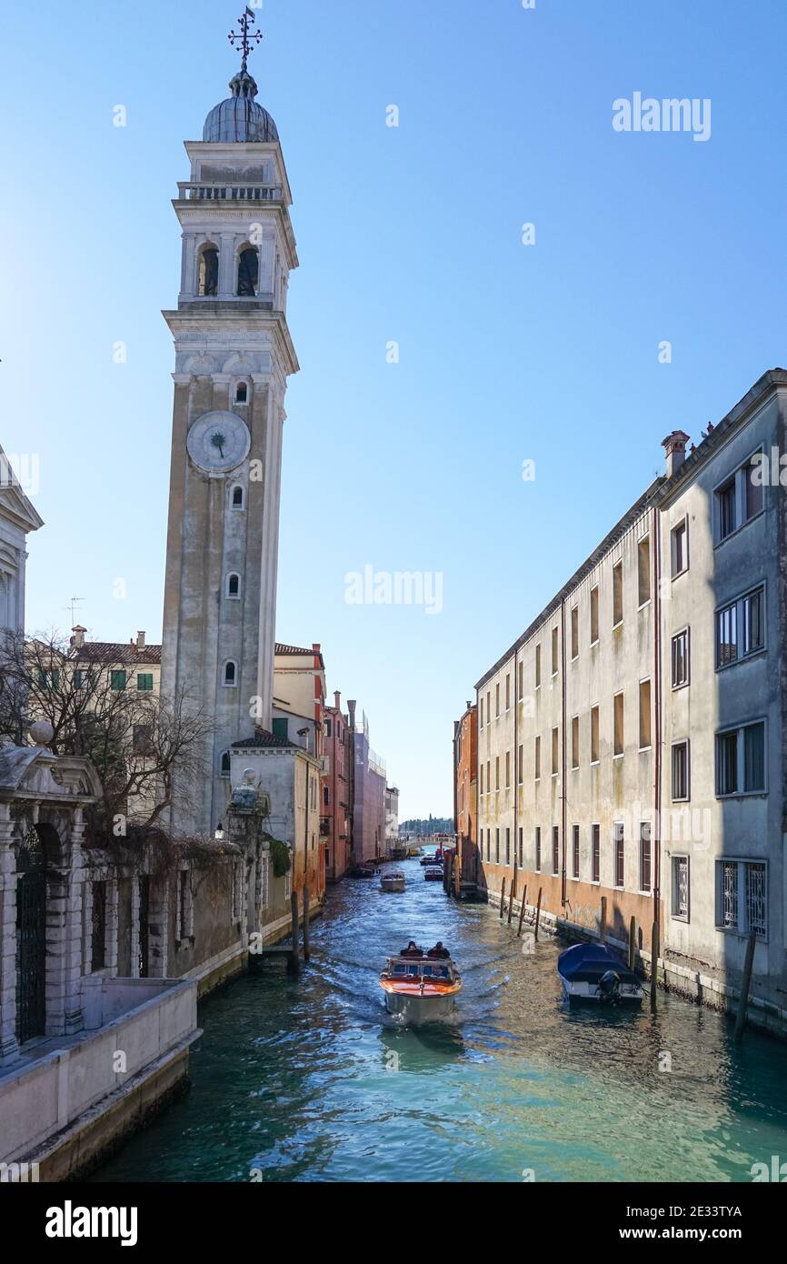 Campanile pendente della chiesa di San Giorgio dei Greci sul canale Rio dei Greci a Venezia Foto Stock