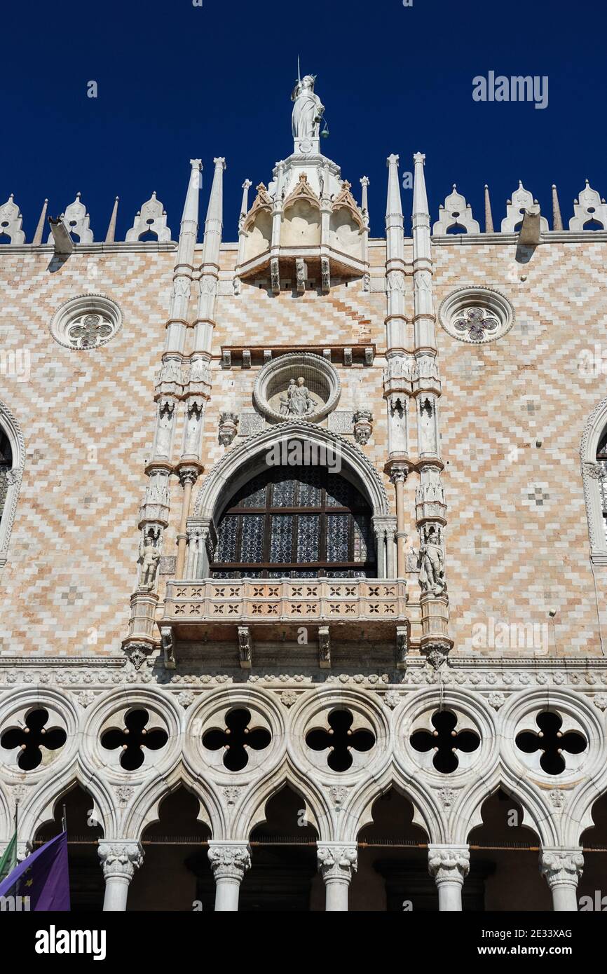Sculture ornamentali sulla facciata del Palazzo Ducale di Venezia Foto Stock
