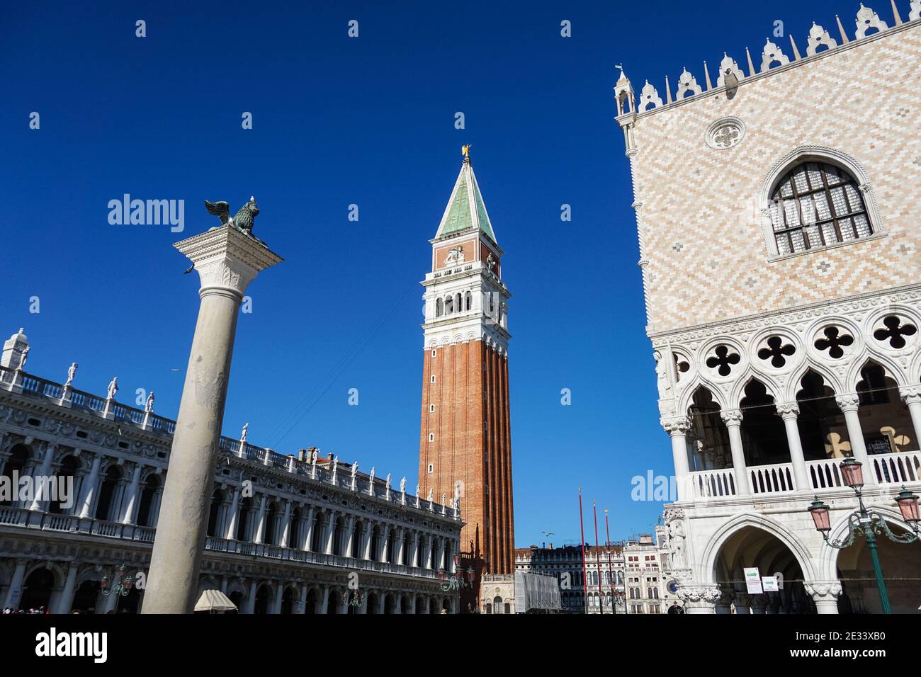 Piazza San Marco con il Campanile di San Marco, il campanile della Basilica di San Marco, il Palazzo Ducale e la colonna di San Marco a Venezia Foto Stock