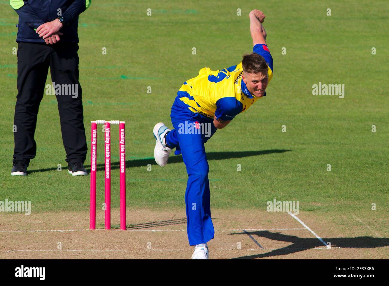 Chester le Street, Inghilterra, 13 settembre 2020. Bowling Brydon Carse per Durham Cricket nel Vitality Blast al Riverside Ground. Foto Stock